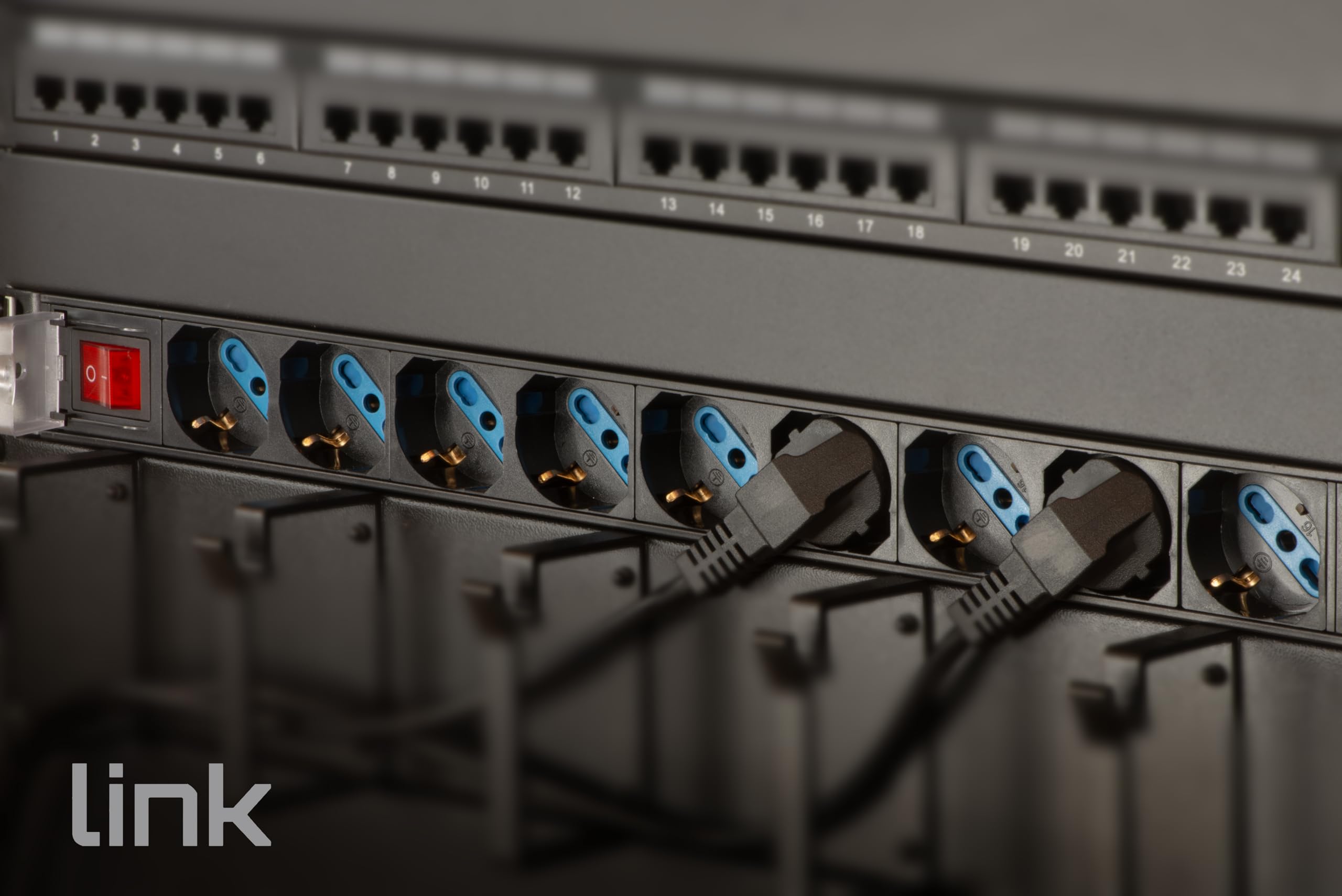 Link multipresa da rack 19" LK10053 con 9 prese universali con interruttore, spina ita. 16A sez. cavo 1,5mm lunghezza 1,75m metallo capacità 3,5KW dimensioni 48,5x4,5x4,5. Alette reversibili.