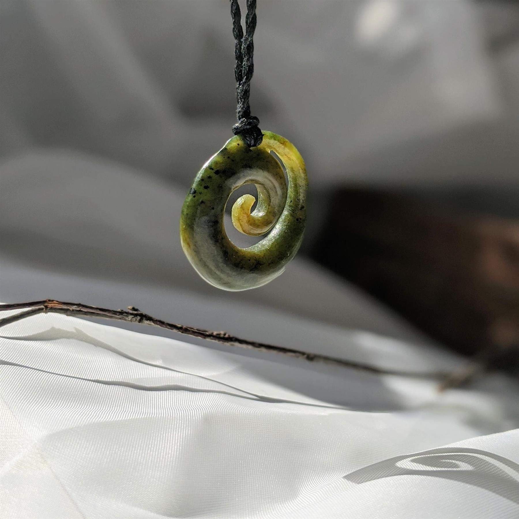 81stgeneration Nefryt jadeitowy koru spiralny naszyjnik z wisiorkiem w stylu maoryskim dla mężczyzn - damski amulet z naturalnego kamienia zielonego - plemienny ręcznie rzeźbiony design - biżuteria z