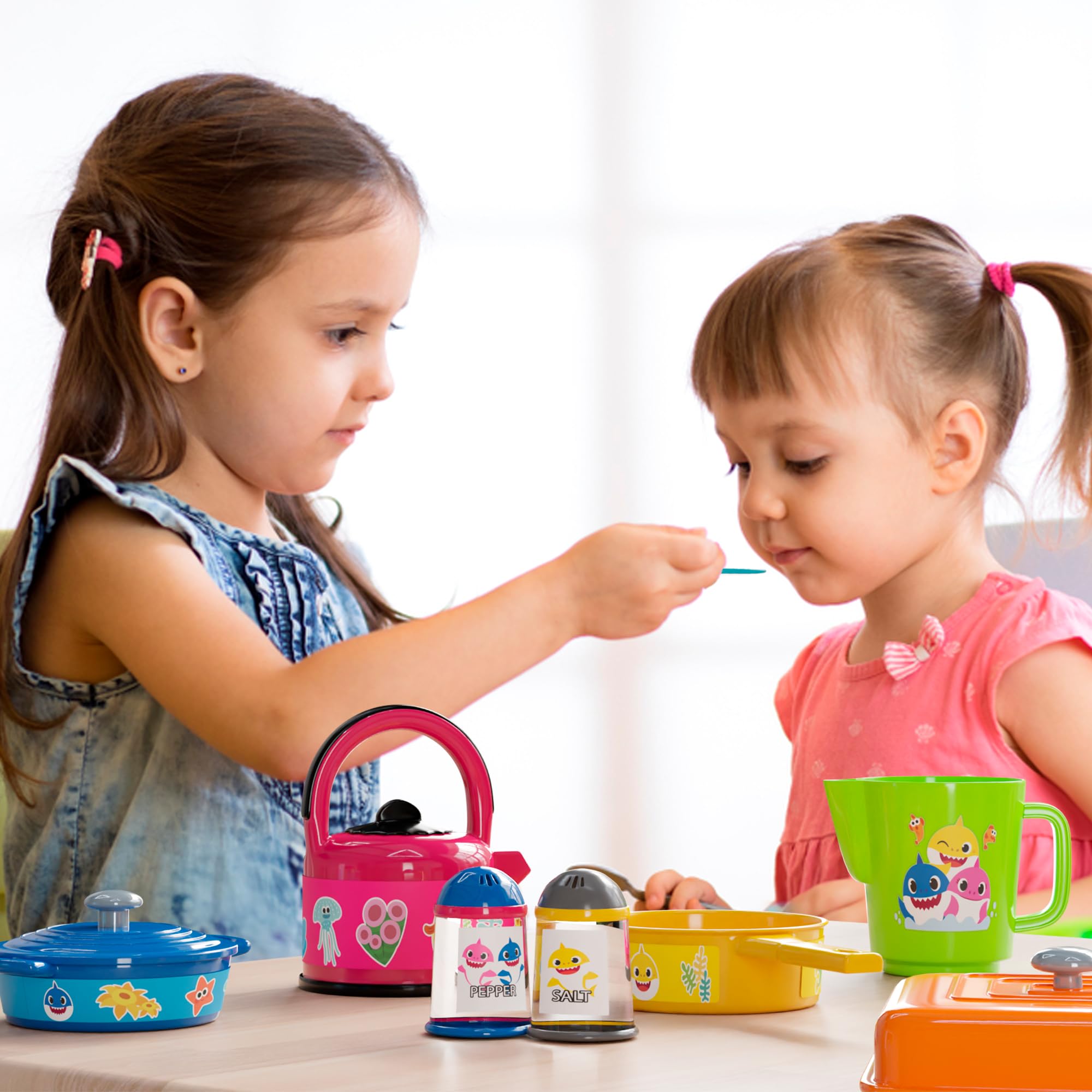 Baby Shark Cooking Adventure Set - Juego de cocina con ollas, sartenes, utensilios, taza medidora, tetera de té, sal y pimentero, gran juego de cocina para niños 7