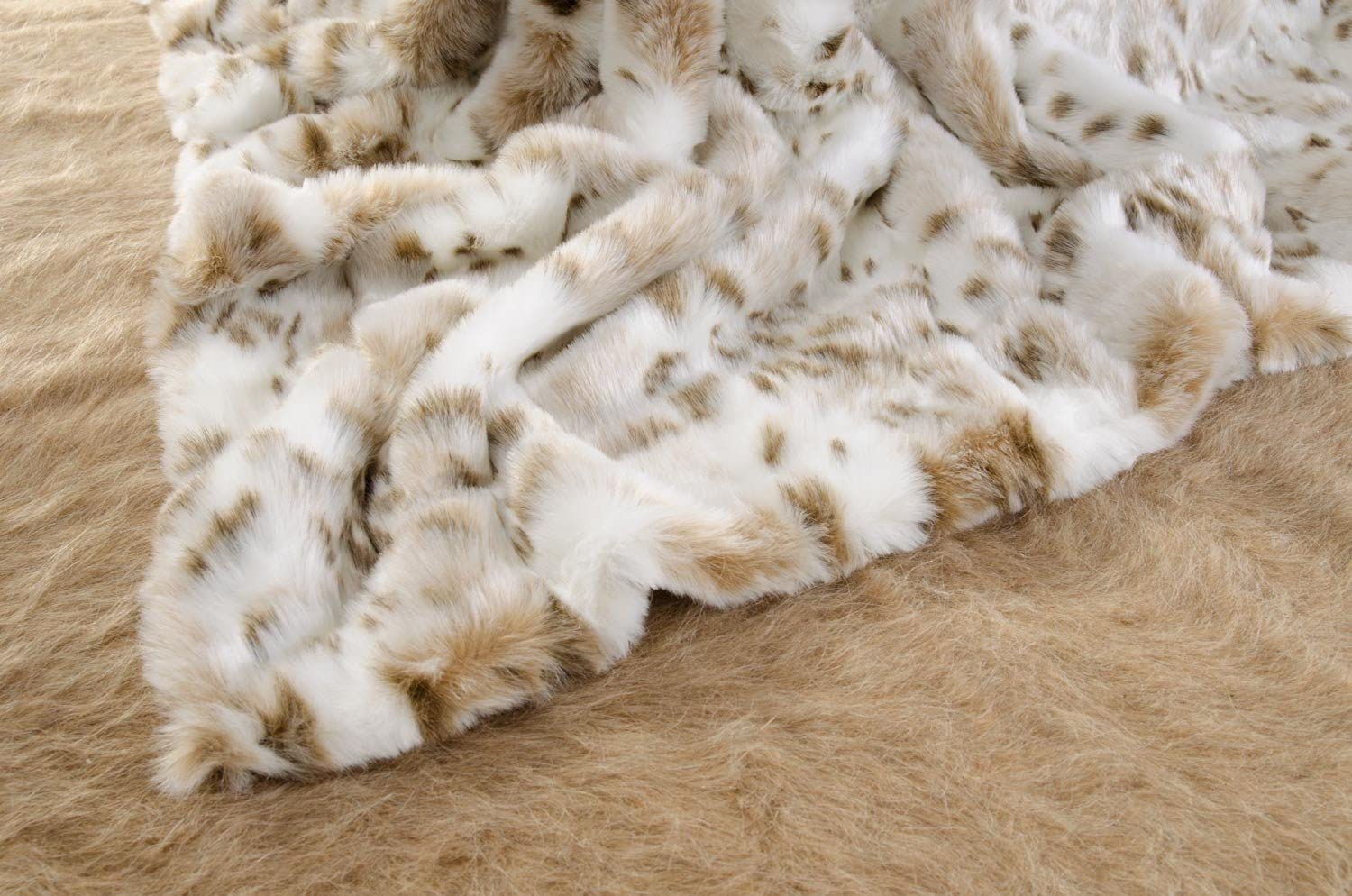 Felldecken Wohnen & Accessoires Felldecke Schneeleopard als Fellimitat in 5 Größen Webpelzdecke Kuscheldecke Tagesdecke oder Fellkissen (240 x 260 cm)