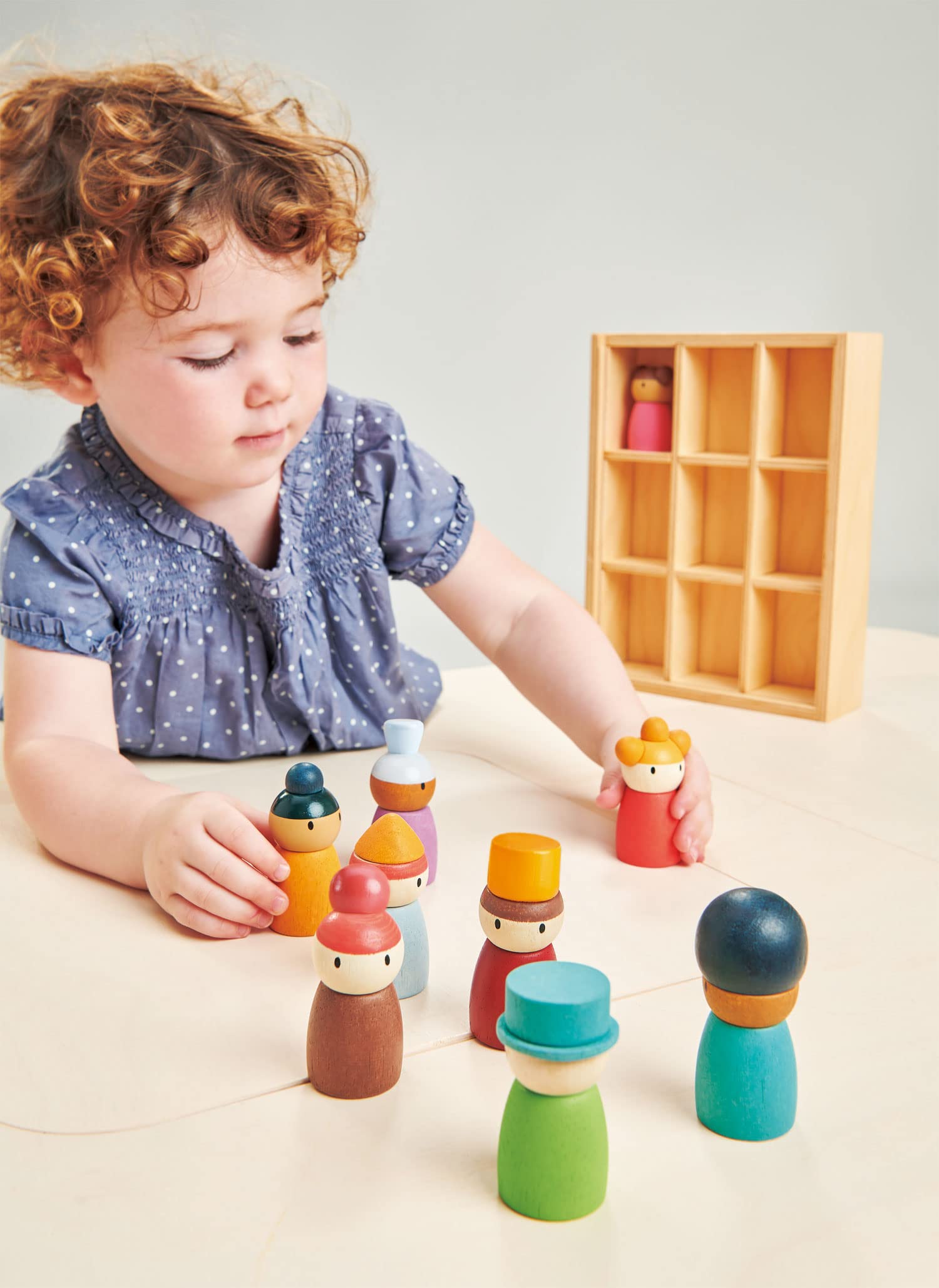 Happy Folk Hotel - 9 muñecas de madera con clavijas de diversidad de juguetes abiertos - Montessori People Figures Play Set - Edad 3+ 6