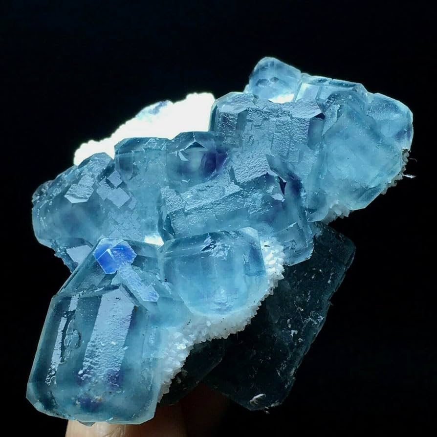 青白い天然石 1.4Kgパワーストーン 天然石 ソーダライト 六角柱[T581-5807]