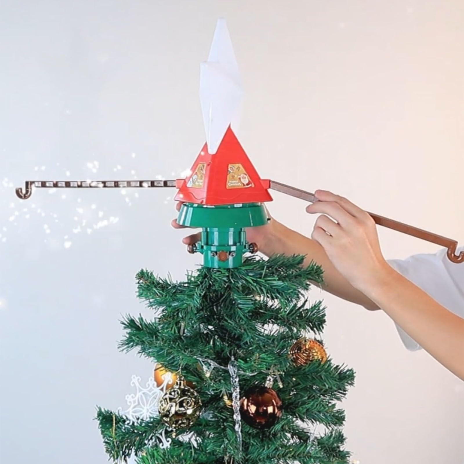 Árbol de Navidad giratorio que ilumina el líder de estrellas con base equilibrada y características musicales para adornos de árbol de Navidad LED de cubierta cíclica
