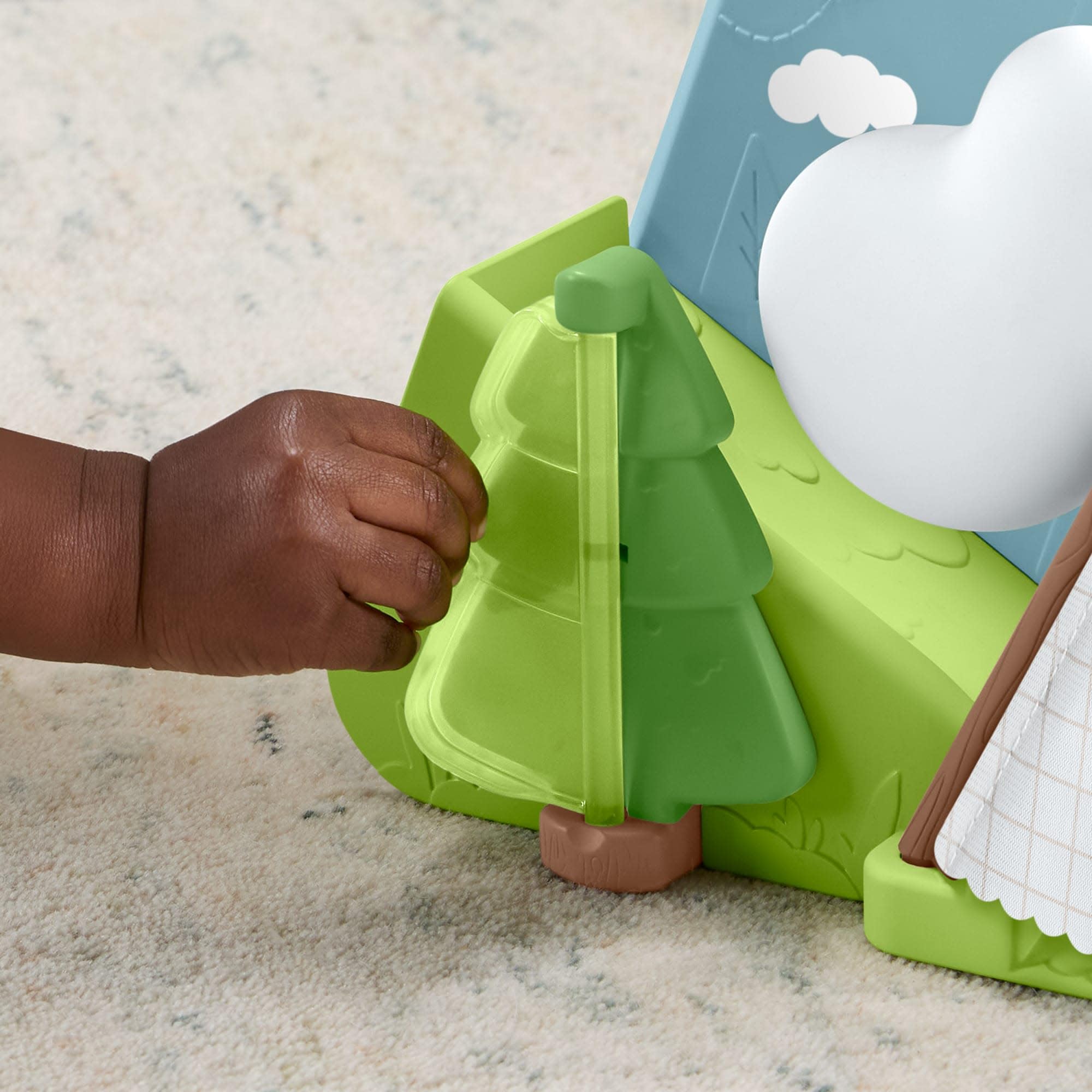 Fisher-Price Leśni Przyjaciele Góra z piłeczkami, wrzucanie elementów i raczkowanie, aktywizująca zabawka rozwojowa dla niemowląt 9 mies.+, JLB88