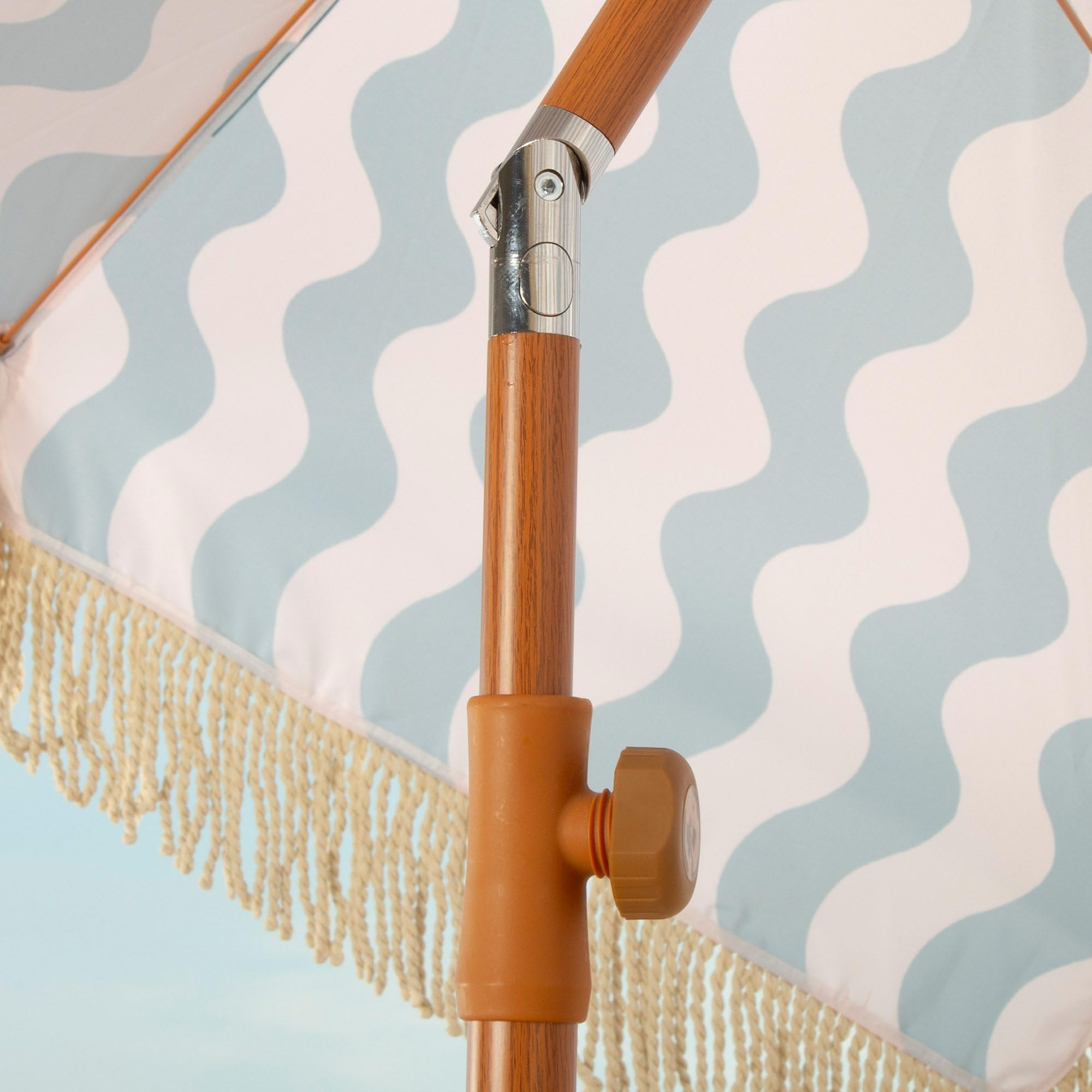 AKTIVE Parasol de plage, diamètre 200 cm, style rétro avec franges, 8 baleines, protection UV50, polyester, mât en acier effet bois 28/32 mm, housse de transport avec bandoulière incluse (62479)