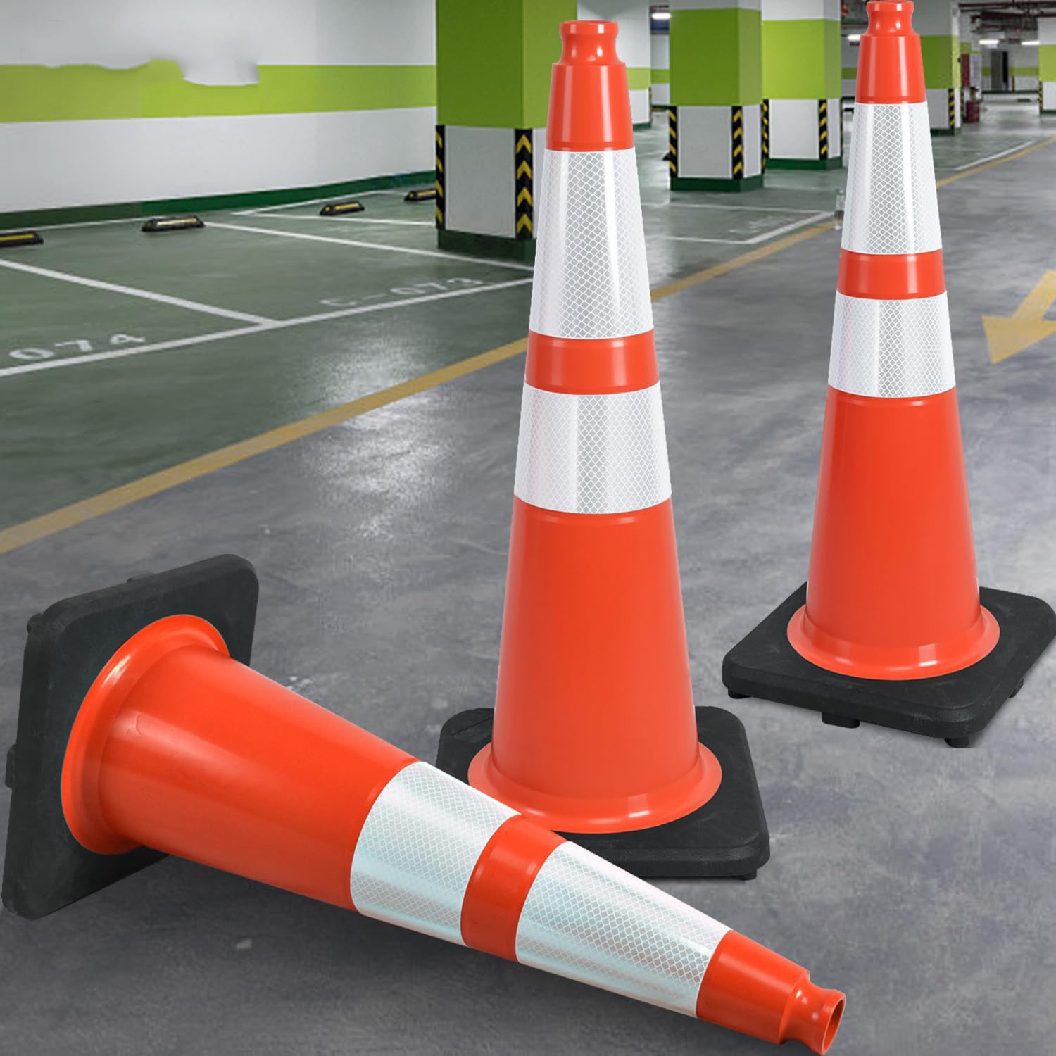Cône de Signalisation Routière Polyvalent et Rétractable avec Bandes Réfléchissantes,Cône de Chantier Doté d'une Base Noire Robuste et d'une Structure Stable(Size:30x18.5x18.5cm,Color:4pack)