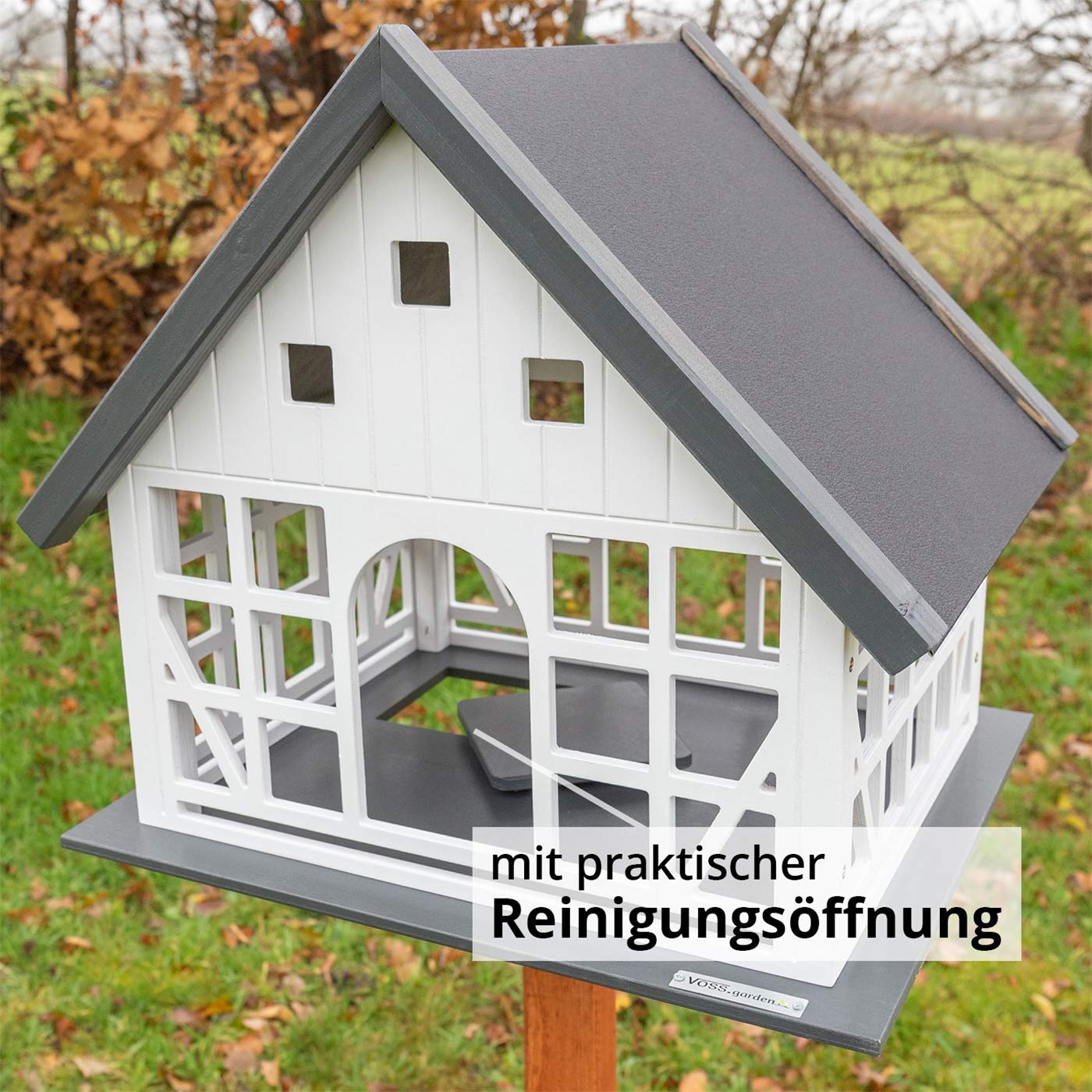 VOSS.garden Vogelhaus Belau weiß Fachwerk mit Metalldach Fachwerkstil mit Bodenluke Vogelfutterhaus Vogel Futterhaus Vögel ohne Ständer Garten Futterstation Vogelfutterstation