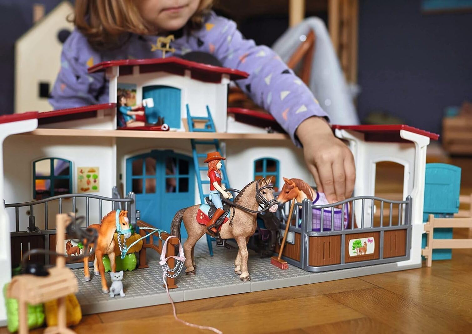 schleich HORSE CLUB | Reiterhof 42567 | Pferdestall mit Hannah, Lisa, 3 Pferden, Pferdeboxen und viel Zubehör | Geschenk für Mädchen & Jungen | Kinder Pferde Spielzeug ab 5 Jahren | Set aus 115 Teilen