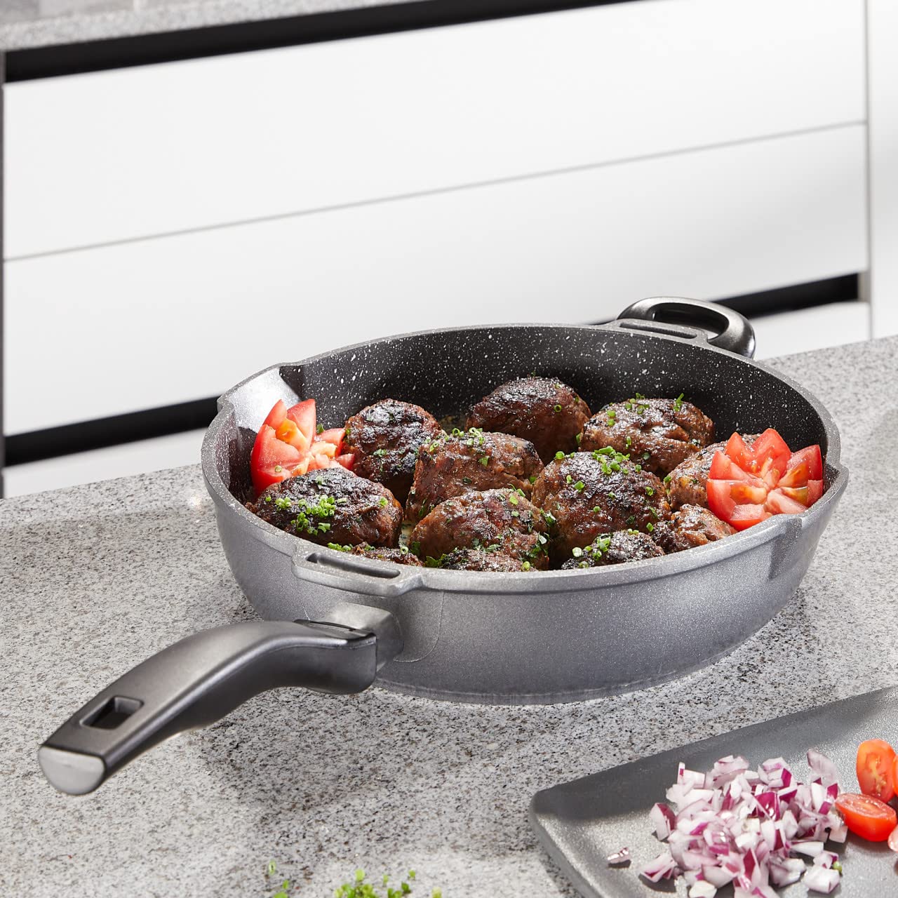 STONELINE FUTURE Schmorpfanne 28 cm, 3,4 L, Pfanne Hoher Rand mit Sieb Deckel, Universalpfanne beschichtet mit echten Steinpartikeln, Aluguss Pfanne Induktion für alle Herdarten geeignet