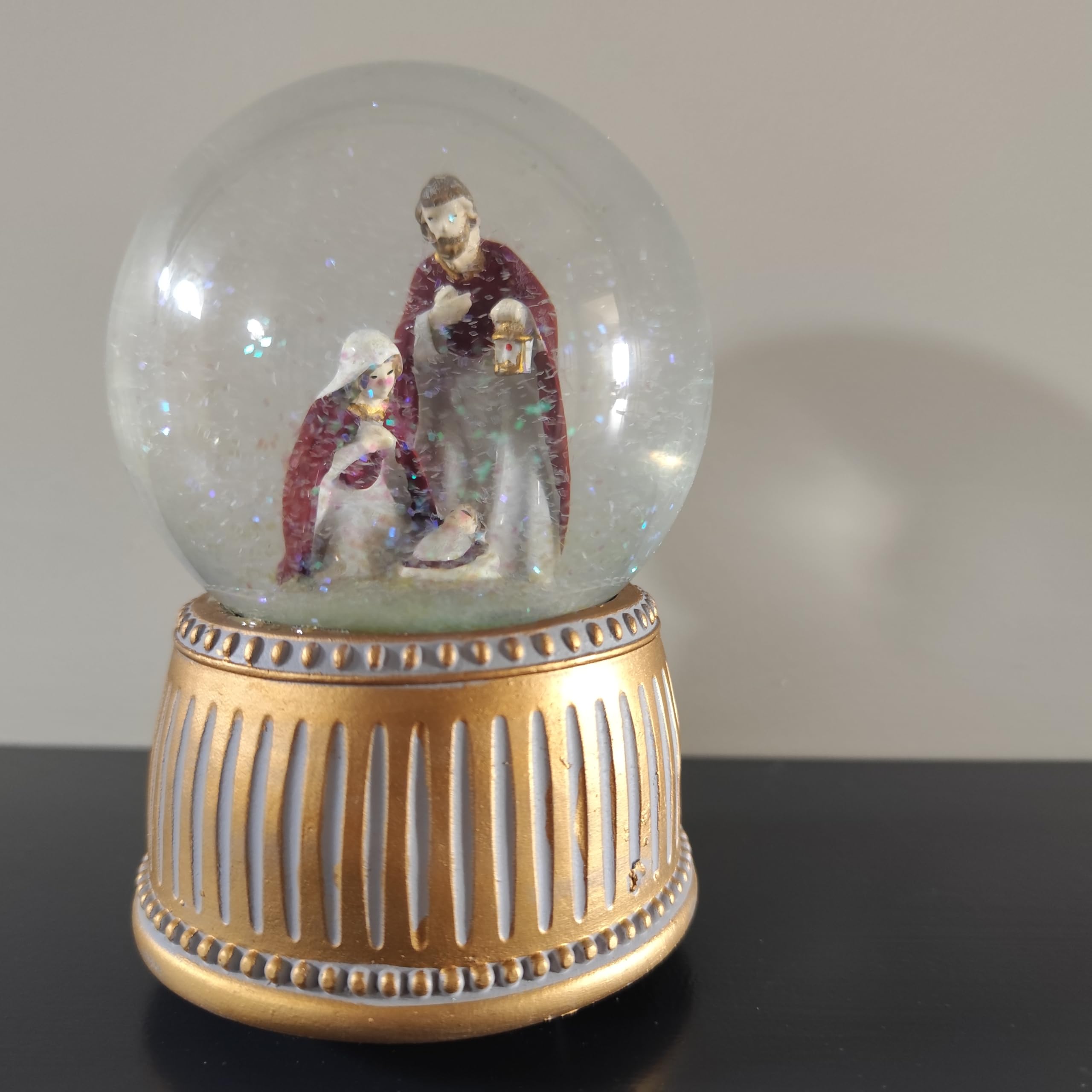 Heaven Sends Boule à neige dorée avec musique - Crèche de Noël - Décoration de Noël avec dôme d'eau pailleté et mélodie traditionnelle