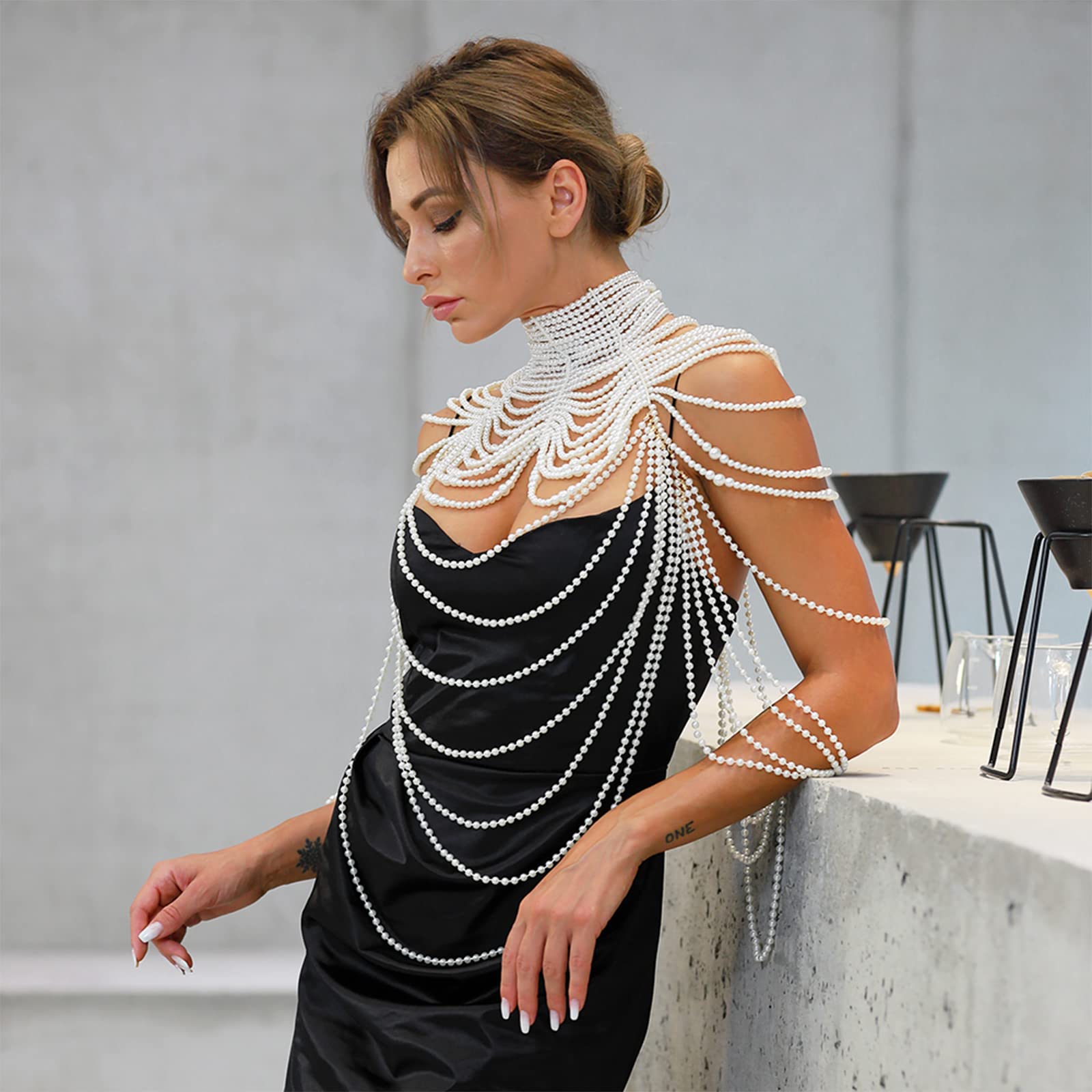 Collana con bavaglino di perle simulate multistrato per donna Collare con perline nappa in finta pelle con catena a tracolla Reggiseno Top Body Jewelry collana da donna in argento sterling lungo