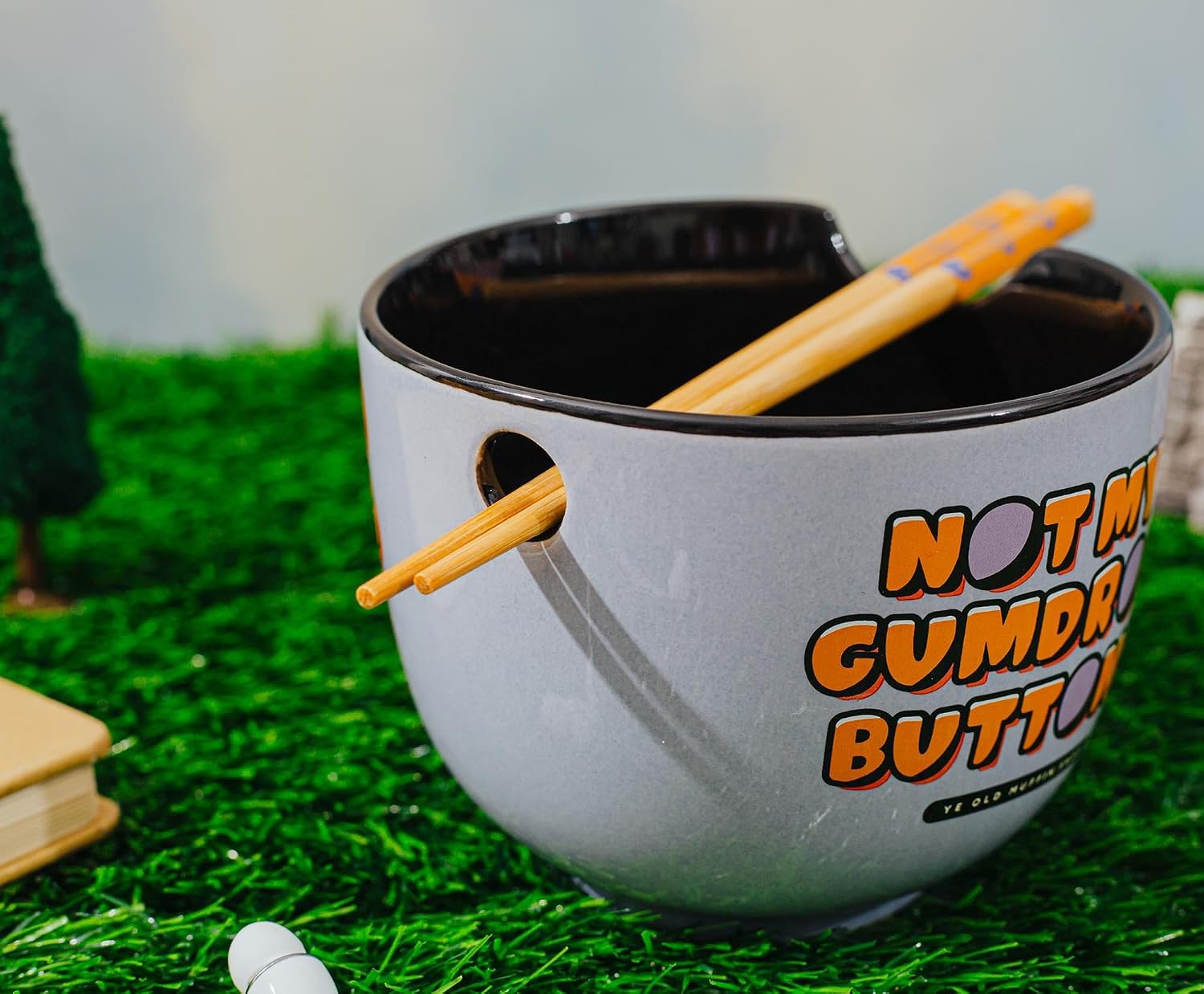 Shrek Gingerbread Man "Not My Gumdrop Buttons" Ceramic Ramen Dinnerware Set | Includes 20-Ounce Noodle Bowl and Wooden Chopsticks