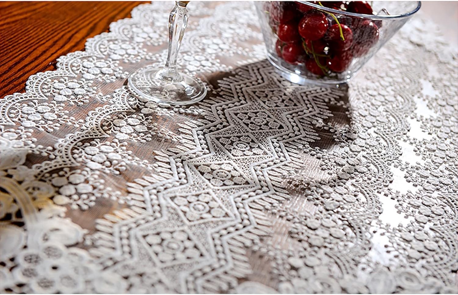 Elegante runner da tavola in pizzo bianco con nappe e decorazione floreale da tavolo, lavabile, 35 x 180 cm, per addio al nubilato, feste ed eventi speciali