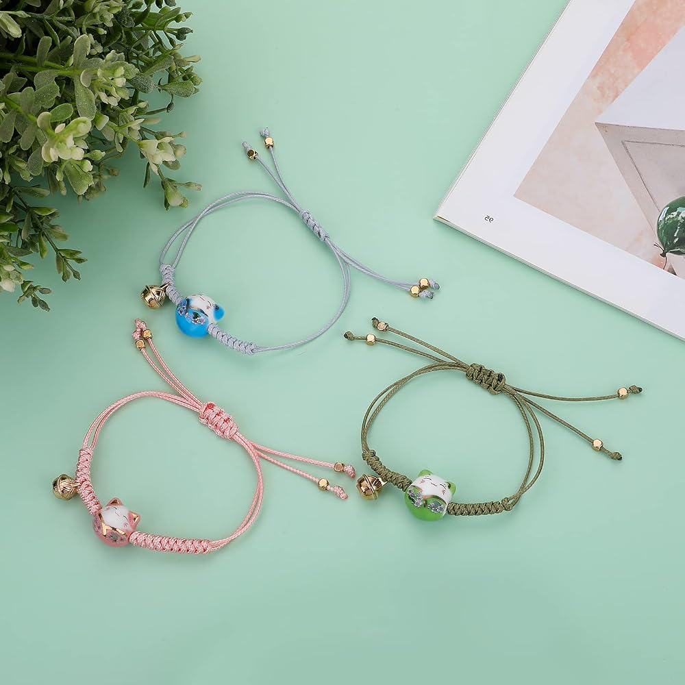 Yolev 3 Pezzi Braccialetto Gatto Maneki Neko Simpatico Braccialetti Corda Fortuna In Ceramica Bracciale Fortunato Con Perline In Ceramica Bracciali Portafortuna Con Campana Regolabile Donna Ragazza - 2