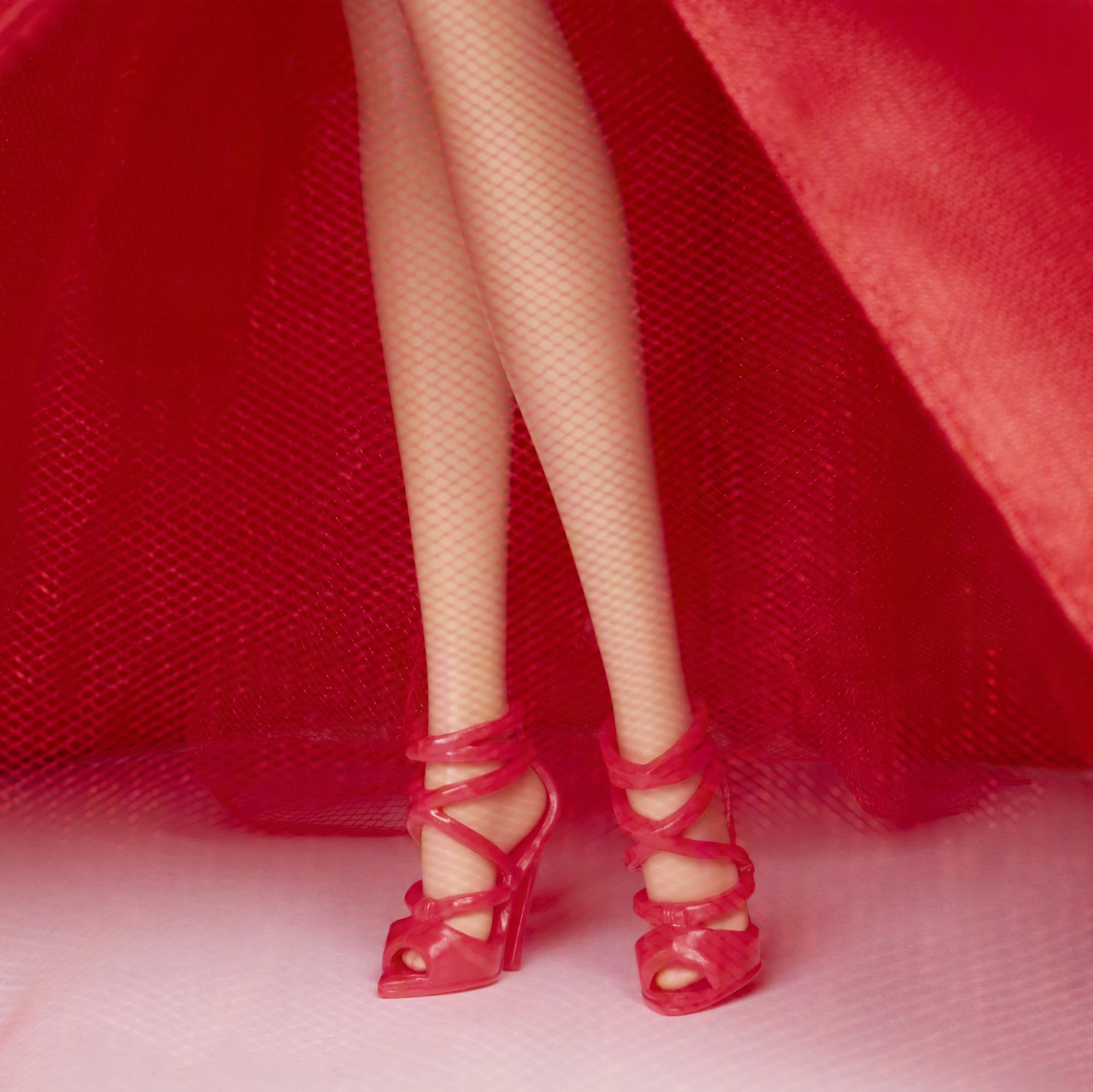 Barbie Signature Puppe, 2026 Holiday, Blonde Modepuppe | mit Schleifenkleid in Rot, saisonale Sammlerpuppe in einer Verpackung zum Ausstellen und mit Puppenständer, JJX70