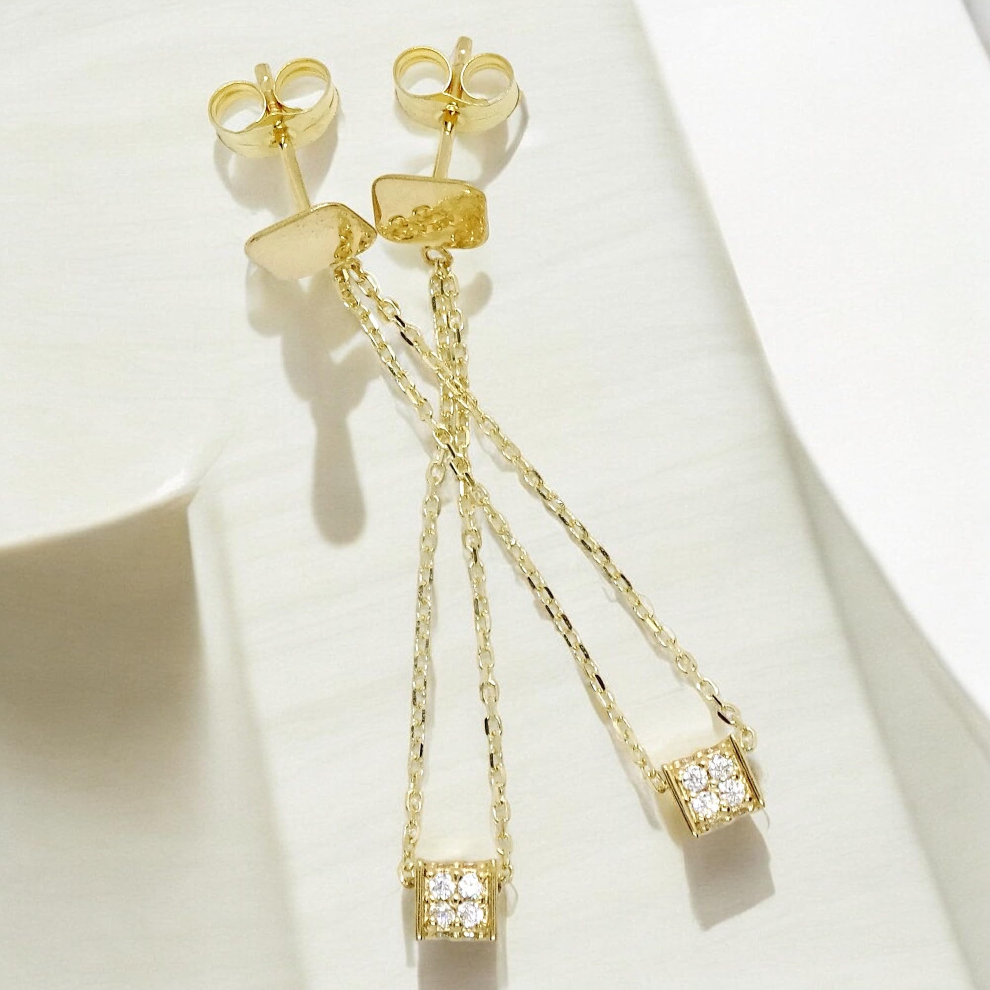 Pendientes largos de oro amarillo de 18k y circonitas para mujer. Largos 3.80cm. Cierre presión. Peso; 1.40gr