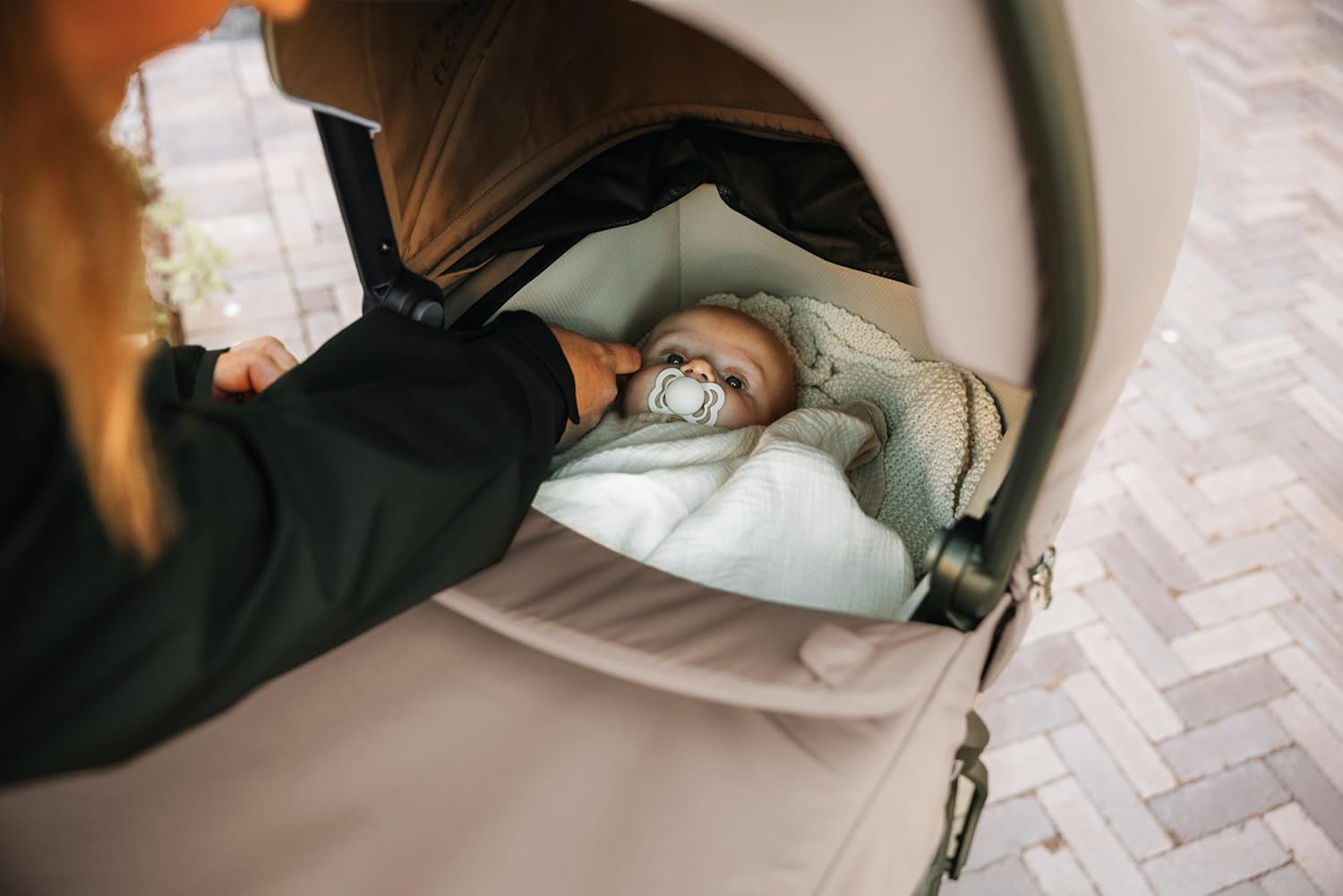 Thule Bassinet, Extendable Canopy, Spacious Ventilated Base & Mattress, Fits Urban Glide 3, 4-Wheel Spring 2