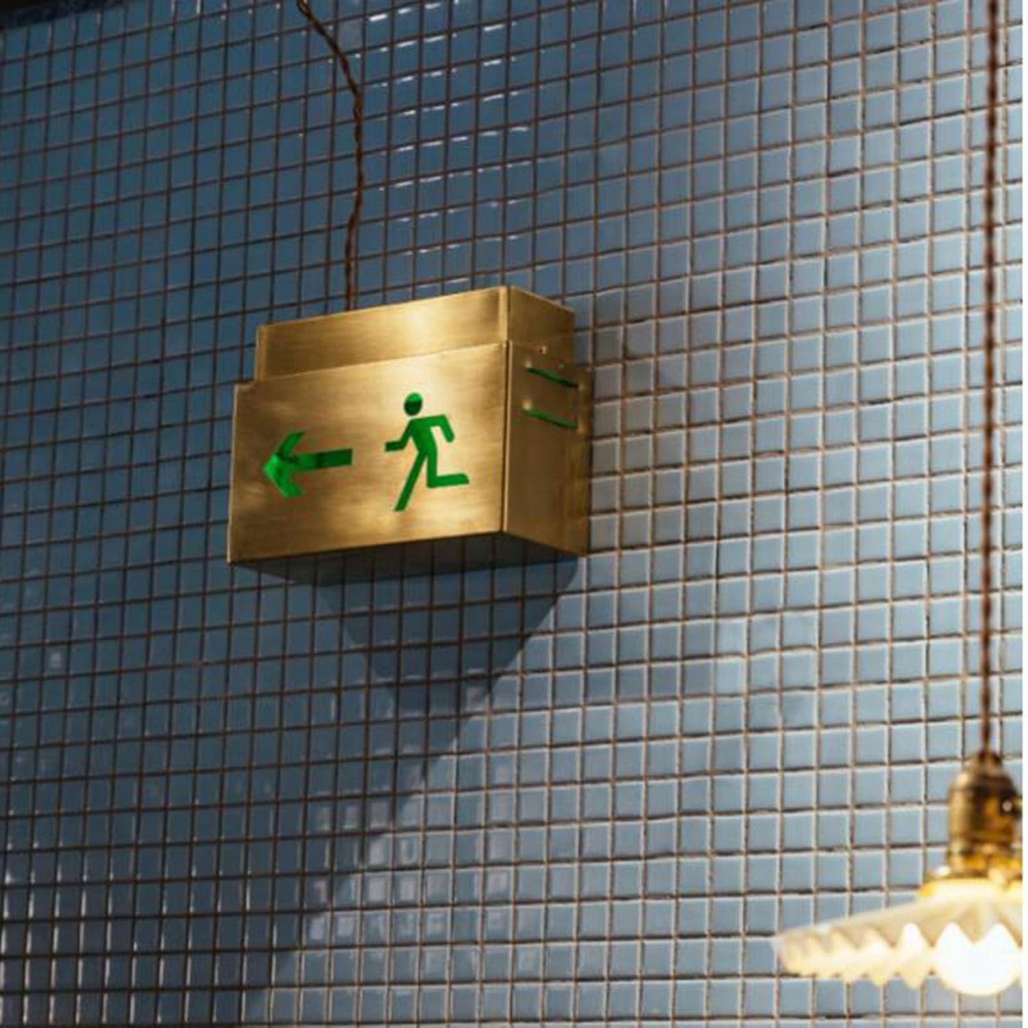 Señal de salida LED de metal con flecha de dirección, luces de salida de emergencia, estilo industrial, caja de luz de acero inoxidable para oficina, almacén, seguridad escolar