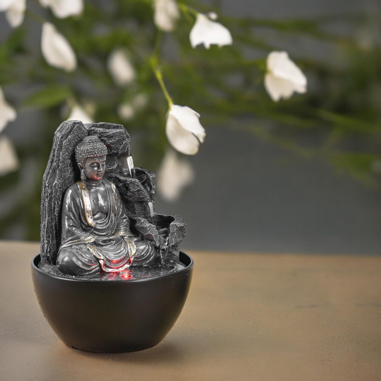 Fuente de Interior de Buda Relajante – Fuente Cascade – Decoración Zen Feng Shui – Idea de Regalo Elegante y útil – Fuente de Mesa con luz LED – 18 cm – Revata Zen'Light