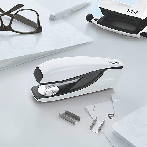 Miniatura 7 de Leitz Grapadora, capacidad para 30 hojas, cuerpo metálico ergonómico, incluye grapas, rango WOW, 55022001 - Blanco perla