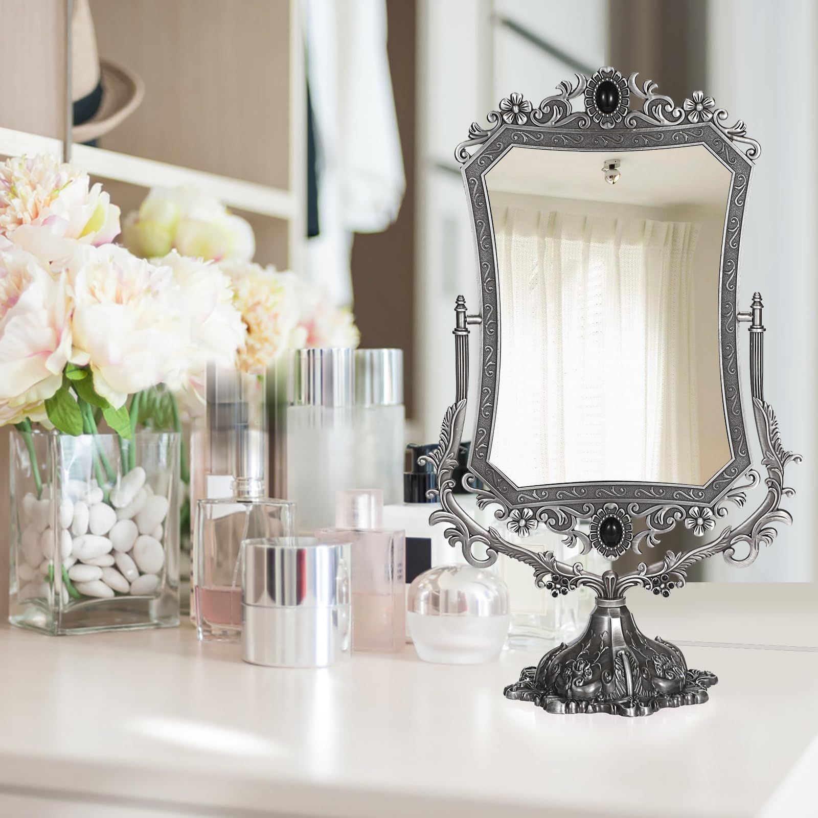 JUXYES Espejo de maquillaje decorativo antiguo de metal con soporte, espejo cosmético de doble cara giratorio de 360° con marco, espejo mágico de escritorio retro para tocador, plateado