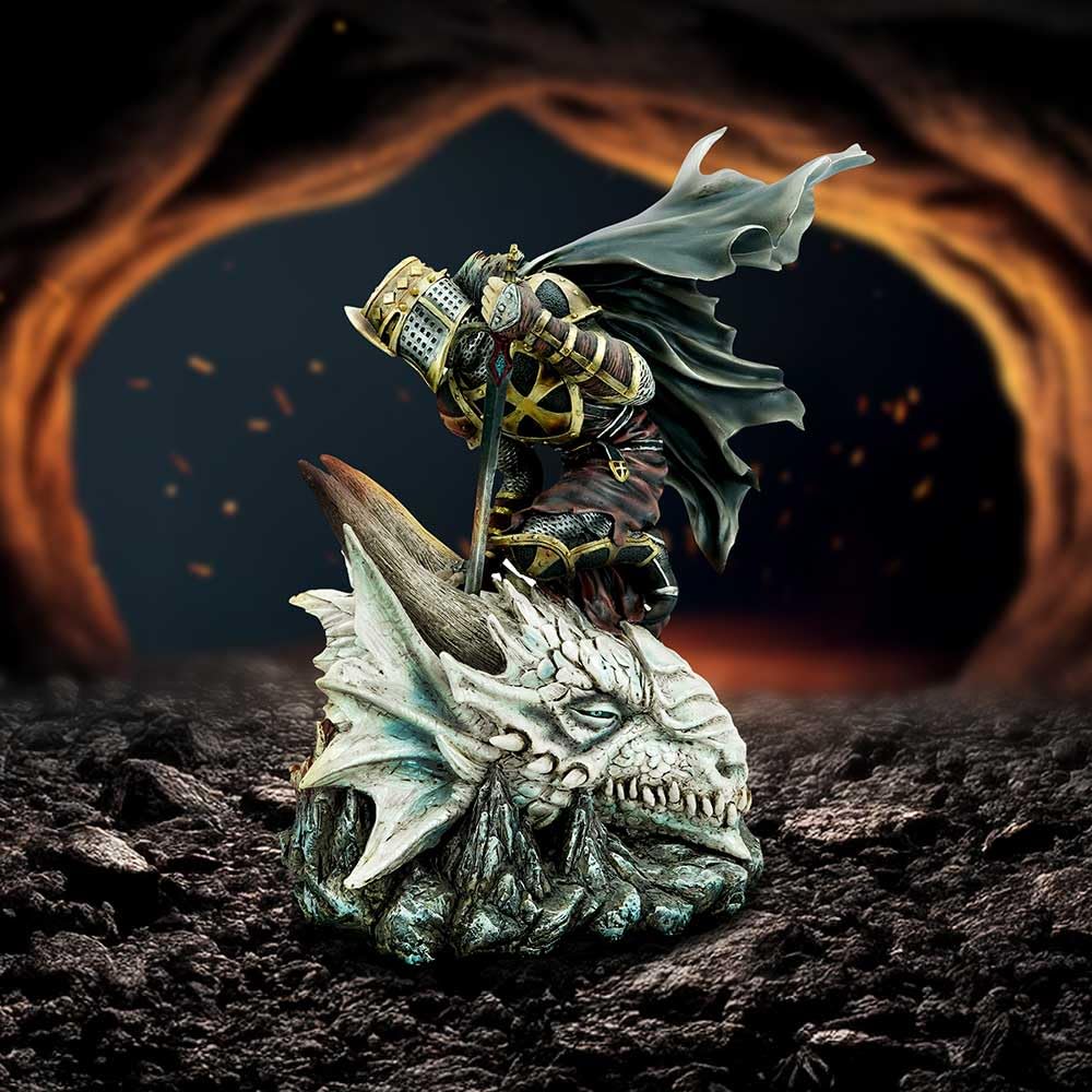 Nemesis Now The Price of Valour – Drache und Ritter Statue – Detaillierte Ritterstatue aus Kunstharz, Metallic-Gold-Rüstung, schwarzer Umhang, für Fantasy-Sammler