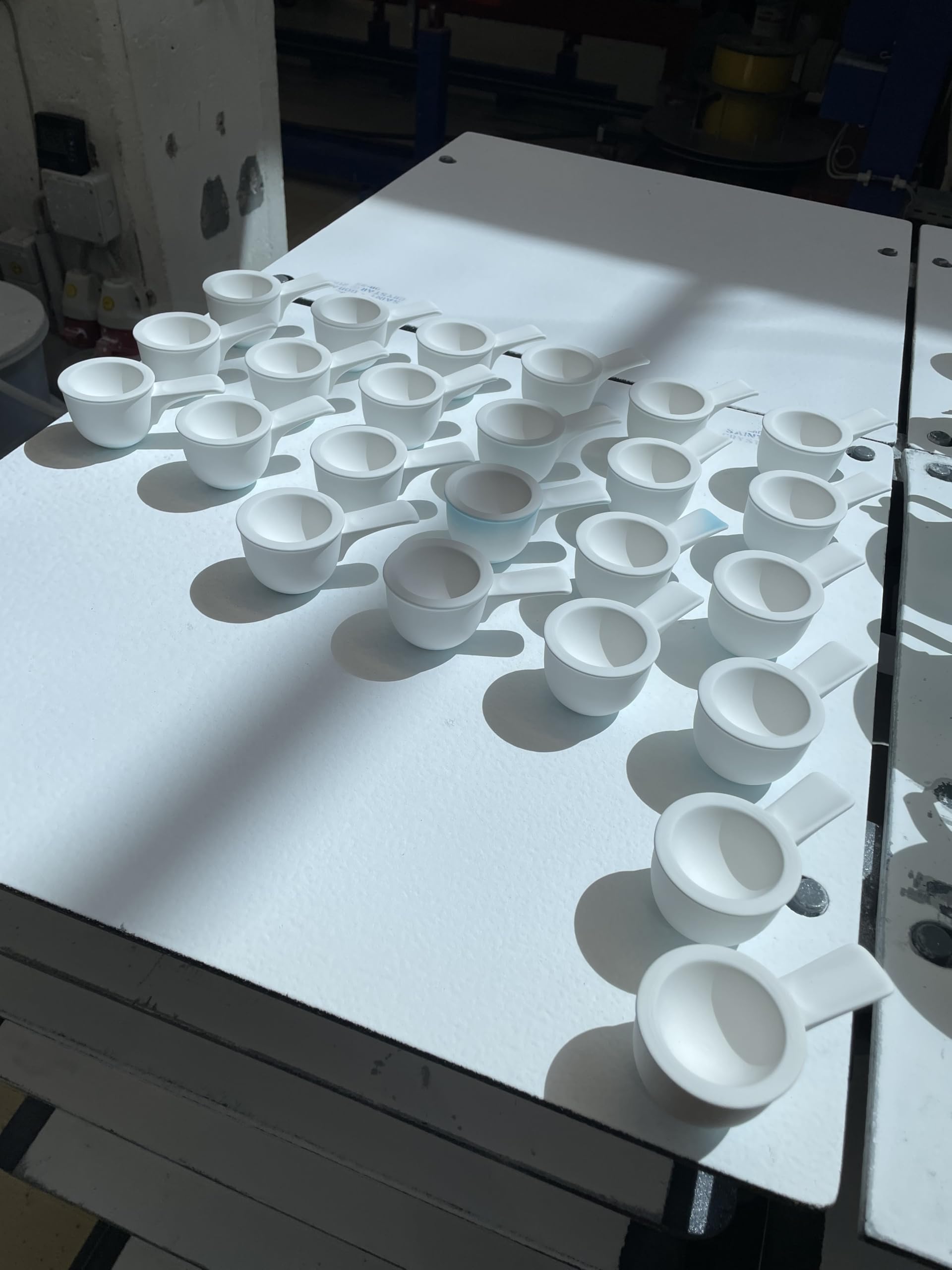 KPM Berlin LAB - Huevera con asa, hecha a mano de porcelana blanca, en juego dúo de la serie LAB, inspirado en porcelana de laboratorio en caja de regalo