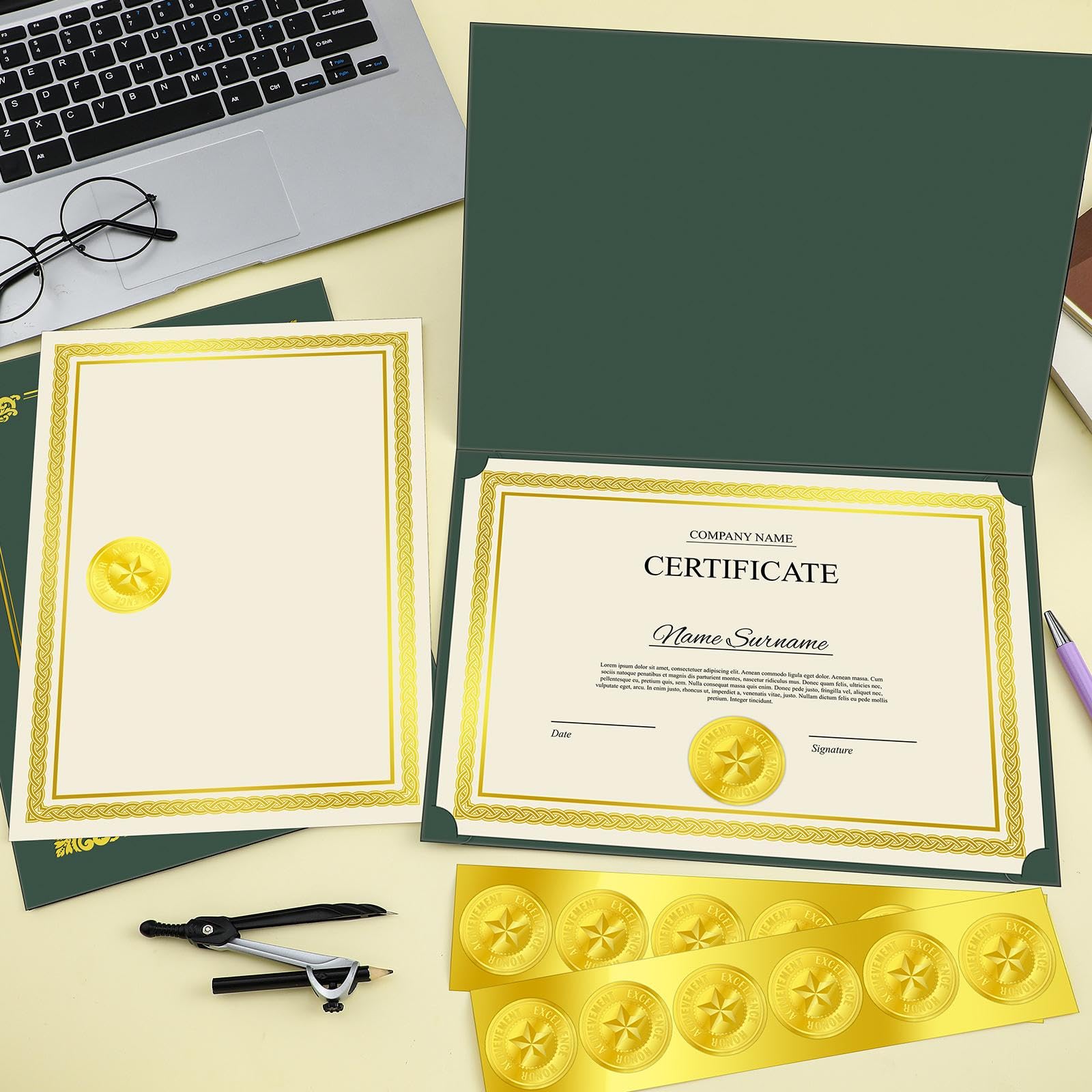 El kit de certificado de 150 piezas incluye 50 soportes para certificados, cubiertas de diploma, 50 piezas de papel de certificado con borde de lámina dorada y 50 sellos de certificado en relieve para