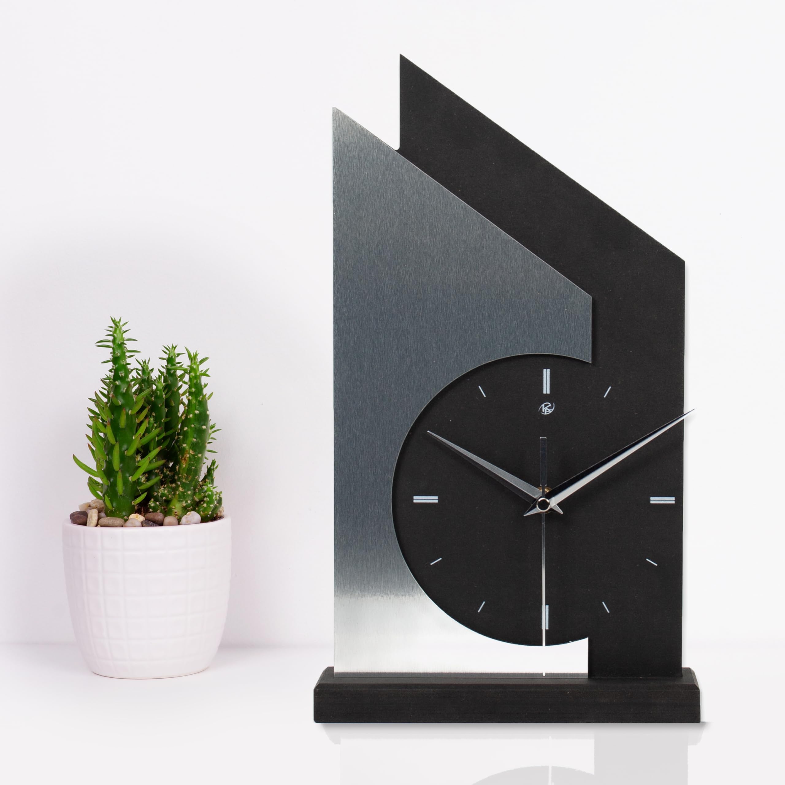 Kreative Feder Standuhr „Skyscraper“ aus Holz – Schwarze Tisch-Uhr mit silberfarbener Applikation aus gebürstetem Aluminium; Größe ca. 34,5x20x5cm (Applikation Alu Silber, leises Quarzuhrwerk)