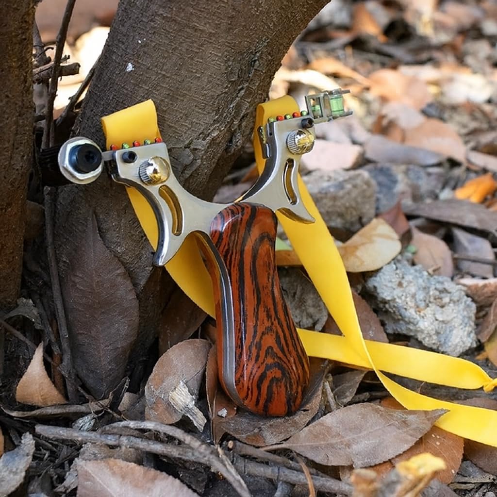 Profi Schleuder mit Zubehör – Slingshot Set mit Tonkugeln, Holzgriff, Wasserwaage, Ersatzgummi und Schild & Tragetasche – Hochwertige Zwille für Outdoor, Sport, Training & Survival