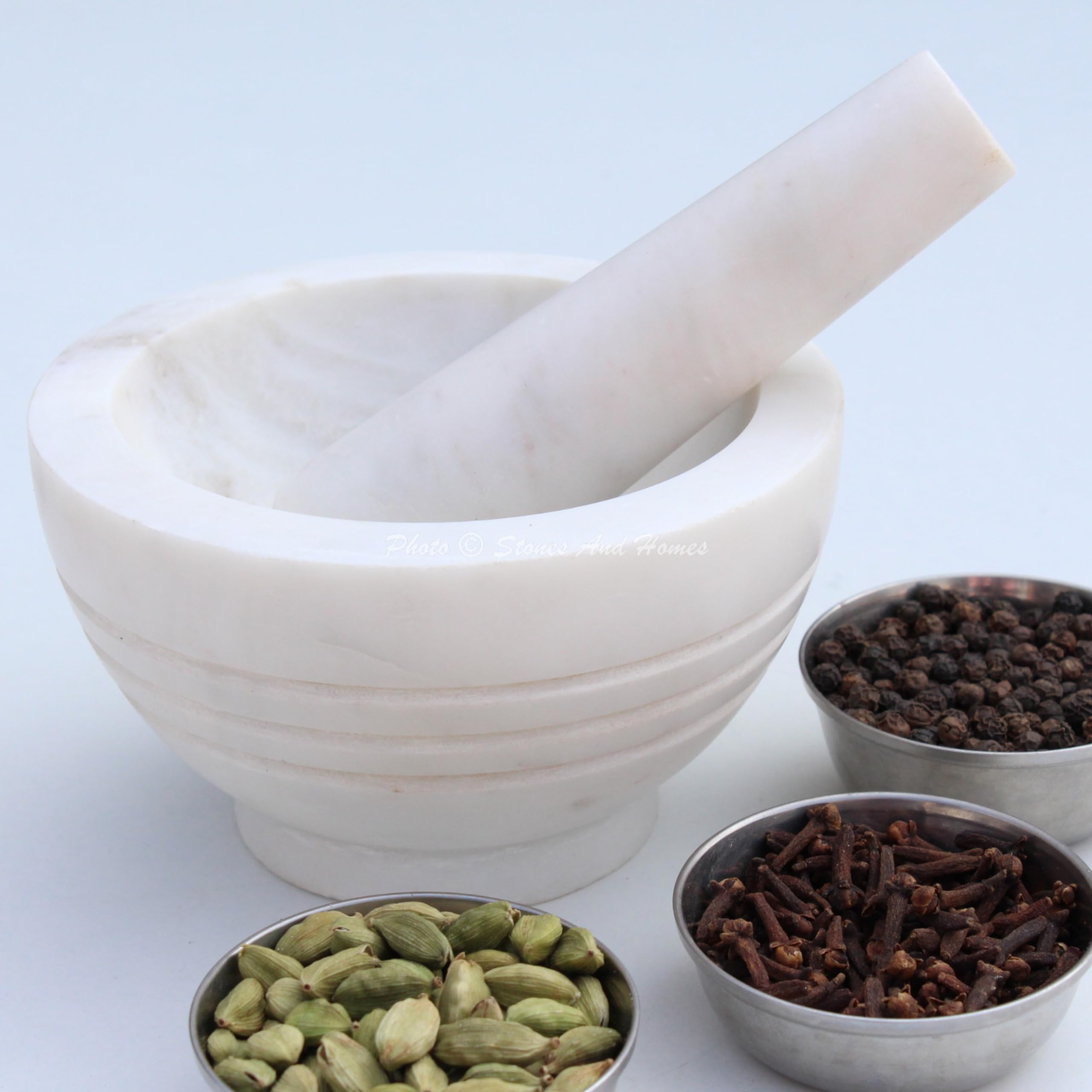 Juego de mortero y mortero blanco indio de piedra molcajete de mármol para el hogar y la cocina, 5 pulgadas, piedra redonda pulida y robusta molcajete especias – (13 x 8 cm)