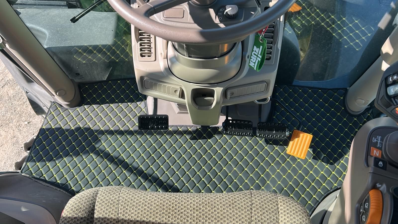 Tappetini per John Deere Serie 6R trattore pavimento in pelle, ecopelle trapuntata di alta qualità con cuciture colorate (nero con cuciture gialle fluo)