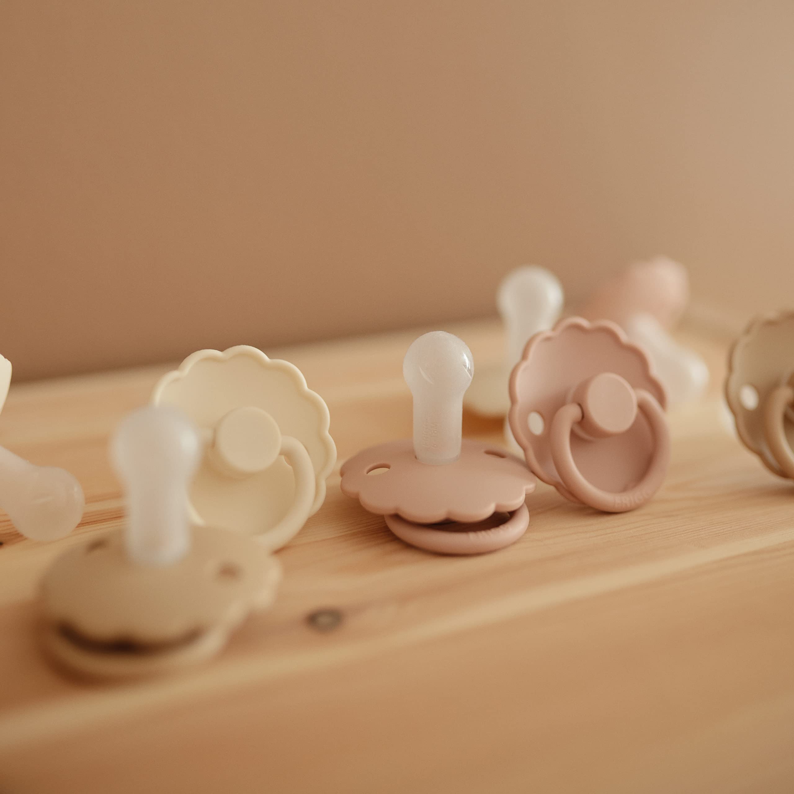 FRIGG Daisy Lot de 2 sucettes | Sucette en silicone | Sans BPA | Fabriqué au Danemark | Tétine Cerise Symétrique | (Blush/Cream, Taille 1 (0-6 Mois)) - 4