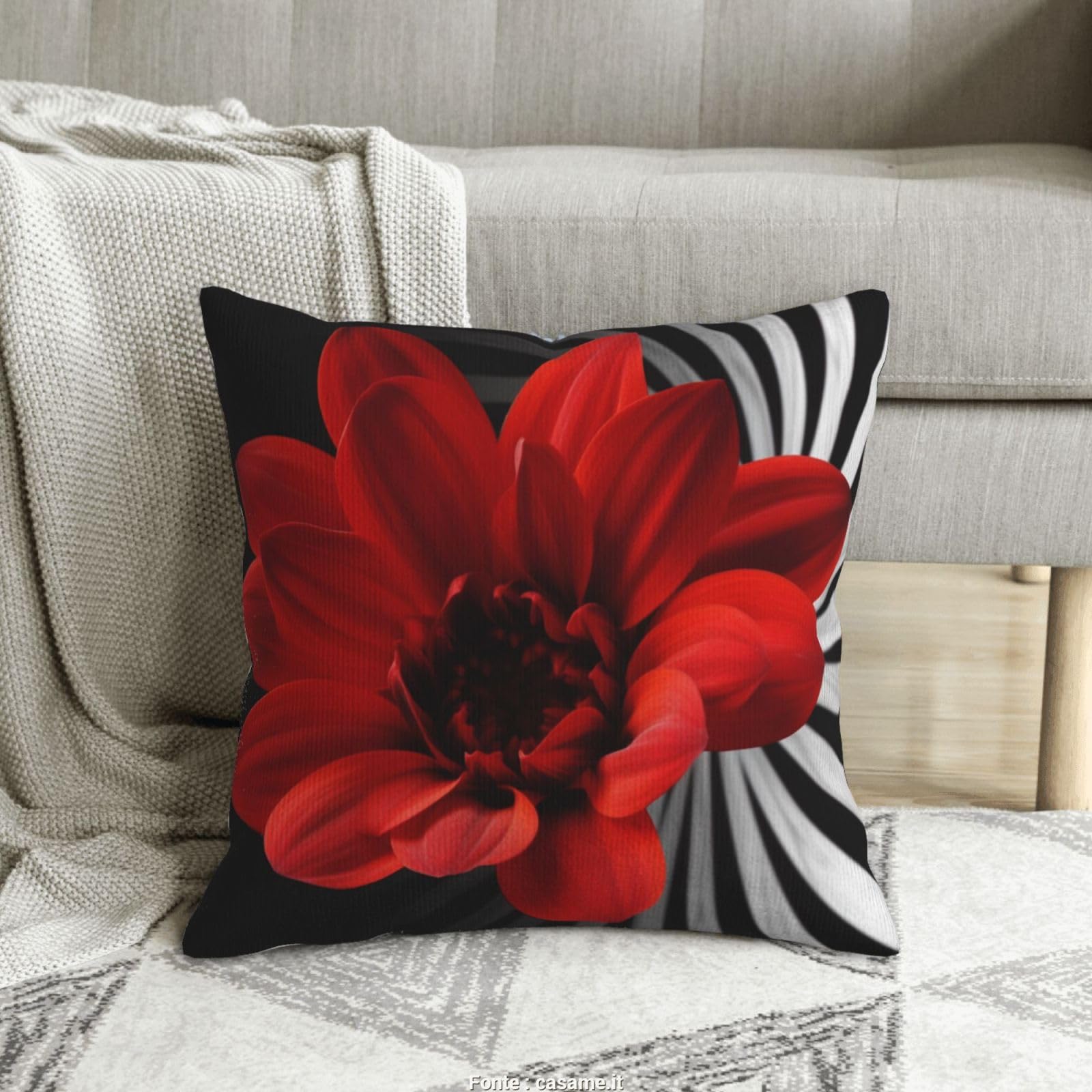 Housse de coussin en velours doux aux fleurs rouges pour réchauffer l'ambiance de la maison