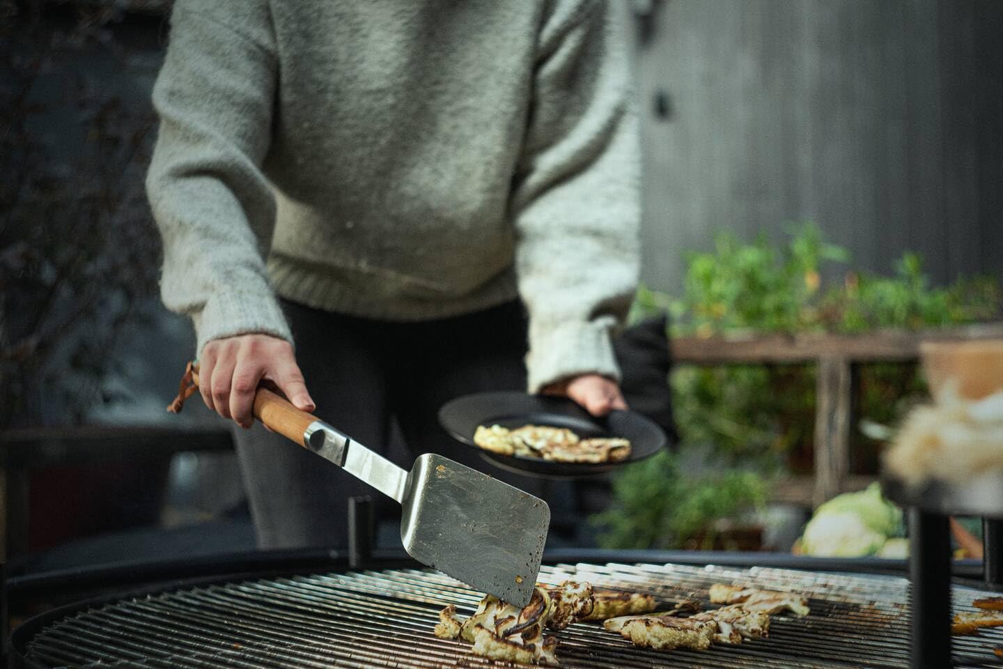 Fiskars Norden Grill Chef Grillbesteck, 2-teiliges Set, Spatel und Zange | Ideal für die Verwendung im Freien, Edelstahl/Birkenholz, 1066552