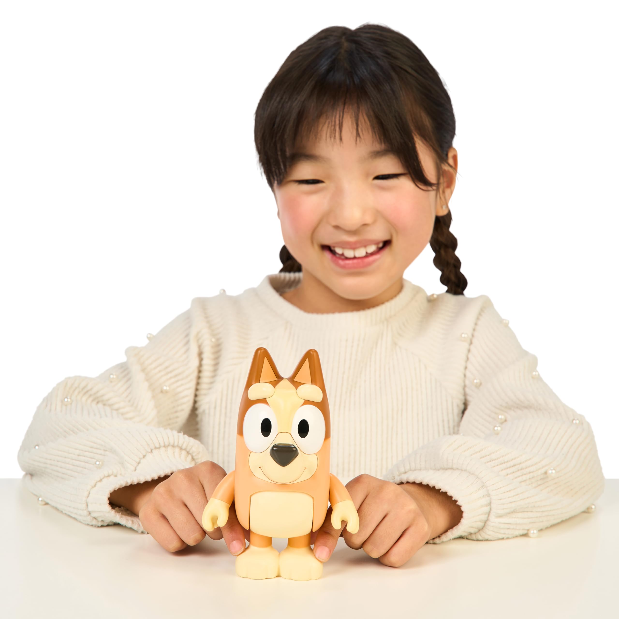Bluey Chat Mates Bingo; presiona la Nariz de Bingo para Escuchar 10 de Sus Frases de la Serie; la Figura Tiene una Altura de 14 cm y los Brazos y piernas articulados
