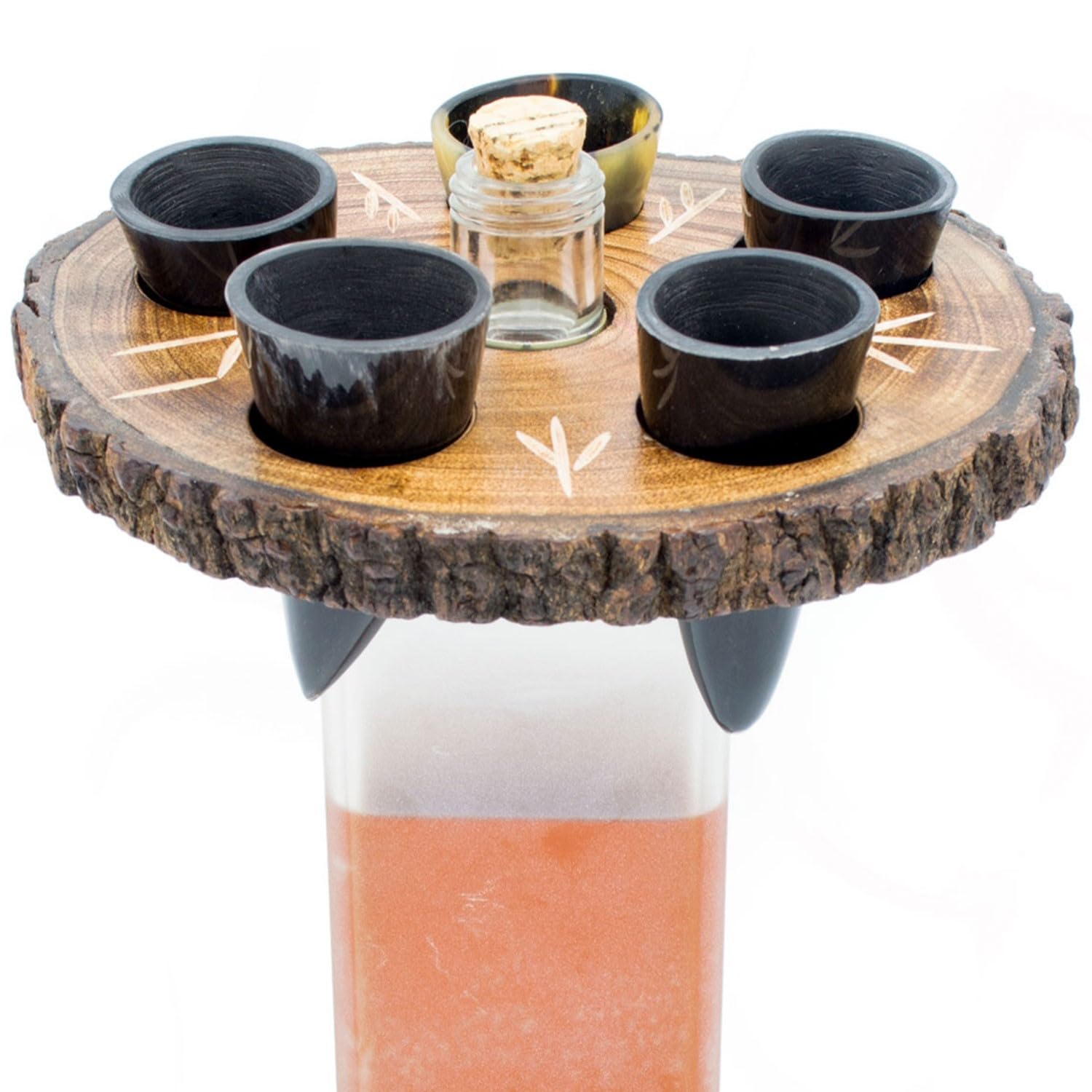 Norse Tradesman Set di Bicchieri da Shot con Corno per Bere (5) con Espositore in Legno Rustico (Live Edge) | Inciso con Rune Norrene | Confezionato in un Sacco Regalo di Juta