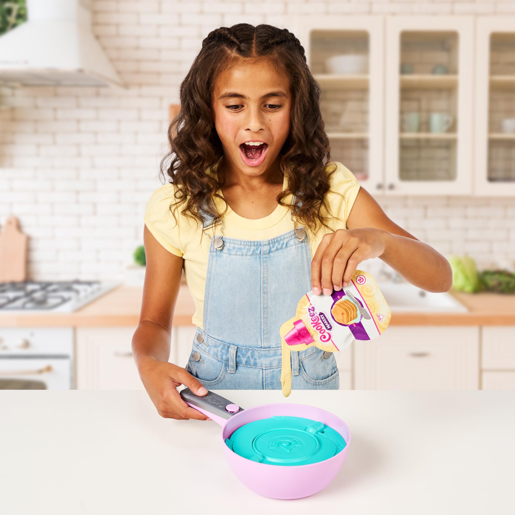 Cookeez Makery - Magiczna patelnia, interaktywna zabawka dla dzieci, składniki do stworzenia pluszowego zwierzaka naleśnik, słodki zapach, +5 lat, losowy model, słynny (CKE02000)