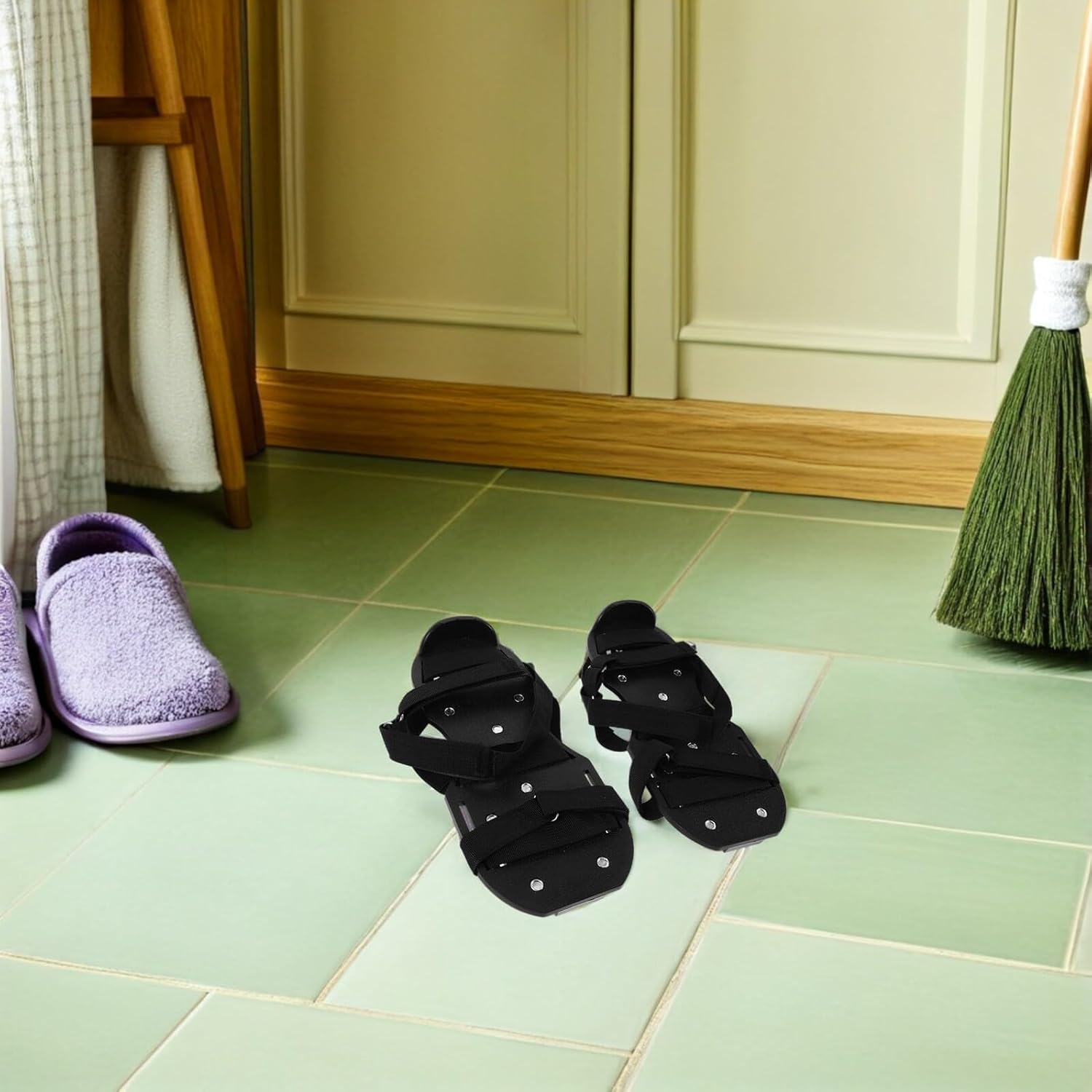 Lawn Aerator Shoes with 4.5cm Sharp Spikes Garden Soil Aerating Shoes with Adjustable Straps for Lawn Care and Grass Upkeep