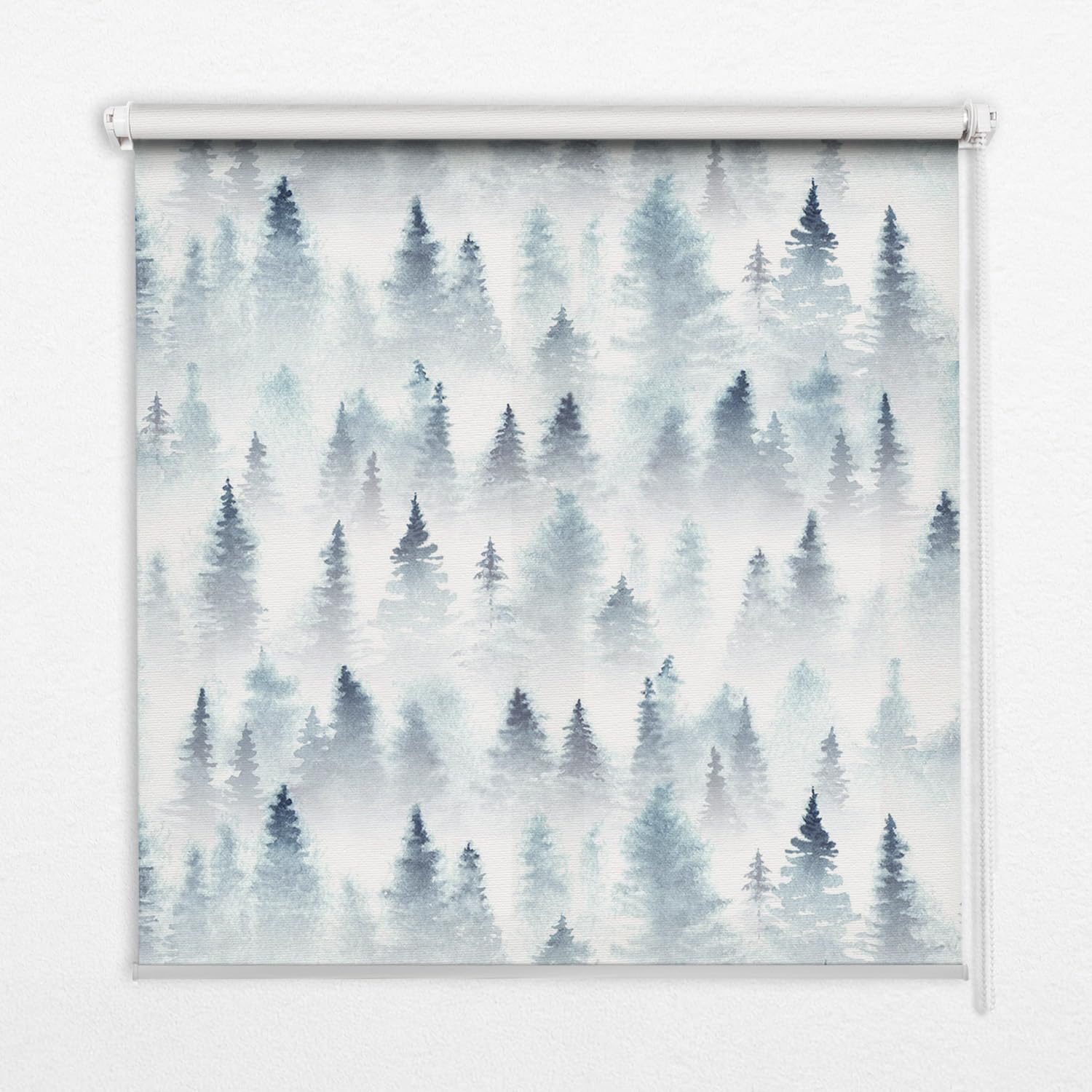 Store enrouleur forêt dans le brouillard pour ambiance zen salon