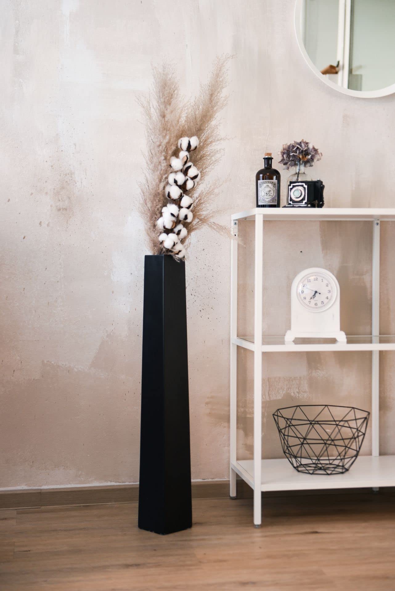 VIVANNO Kerzenhalter Kerzenständer Obelisk Schwarz Matt 80 cm Bodenvase | Deko Dekosäule aus Metall für Stumpenkerzen und Trockenblumen, inkl. abnehmbarer Platte, Maße 80x11x11 cm
