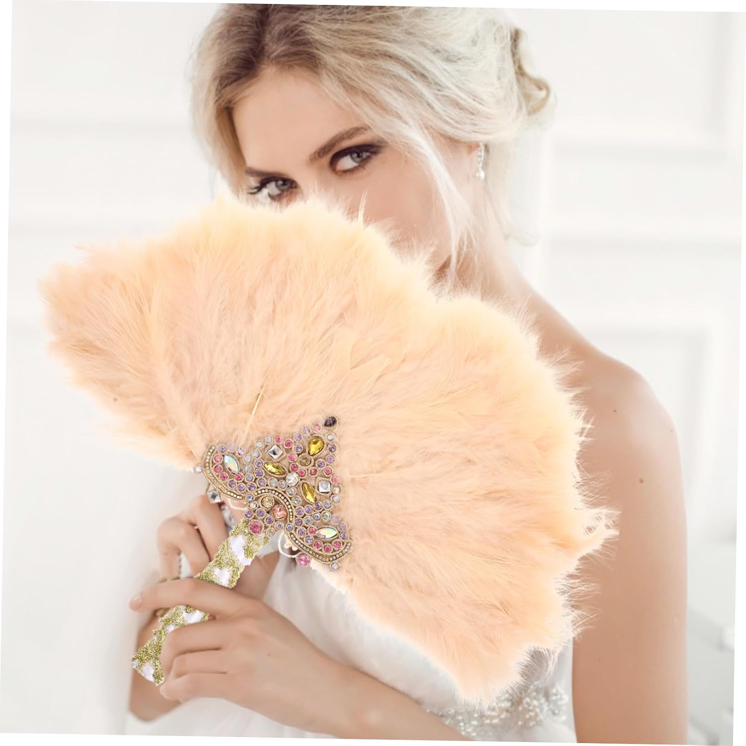 Exquisite Rhinestone Handheld Fan for Bridal Performances Elegant Plume Design for Weddings Lightweight and Portable Prop for Photography and Events