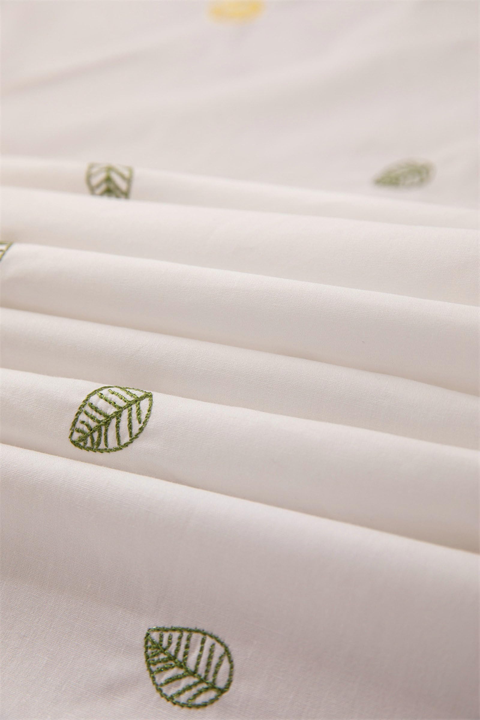 Nappe Salon Tissu, 150x200cm Nappe Rectangle, Nappe à Fleurs brodées pour Buffet et banquets, Infroissable, avec Ourlet à Volants, Beige Vert-Style 2