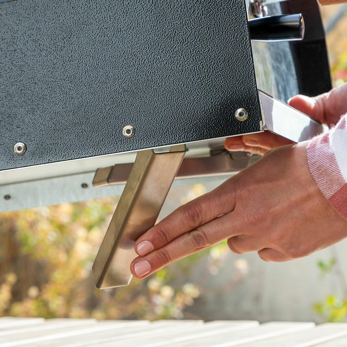 InnovaGoods® Horno pizza de pellets con accesorios, horno para pizza con Base de Piedra Ø 30cm máx. Rápida Cocción Hasta 500ºC y Pala para pizza de 30x30cm. Incluye Chimenea y Bolsa de Transporte.