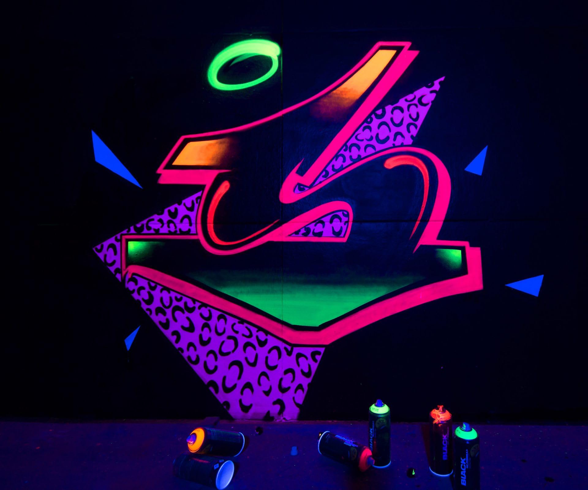 Montana Cans Black Infra Neon - Set di bombolette spray fluorescenti per graffiti, 400 ml, ad alta copertura, ad asciugatura rapida, set di colori neon per street art e fai da te, 6 x 400 ml