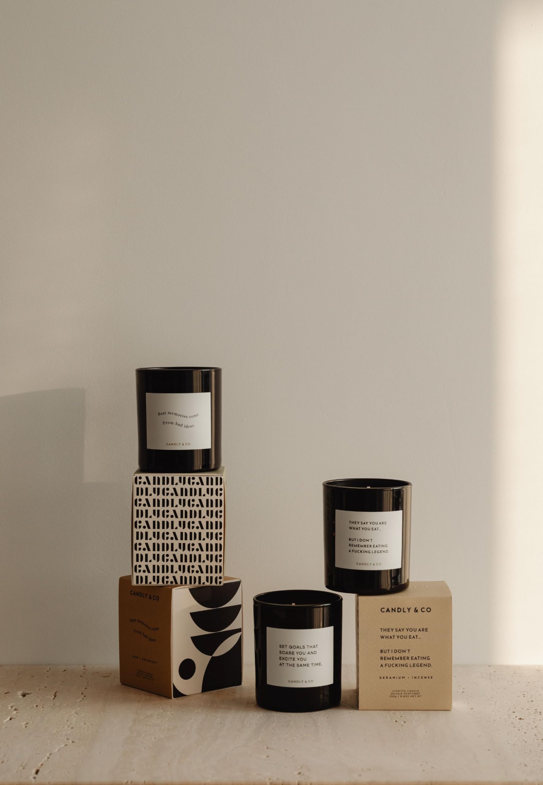 Candly&Co n. 6 Galbano - Sandalo/Candela profumata di lusso/100% soia/Vetro fumé/Stoppino in cotone/250 g/Galbano, Sandalo, Cardamomo, Ambra, Papiro, Camomilla/Fatto a mano nell'UE