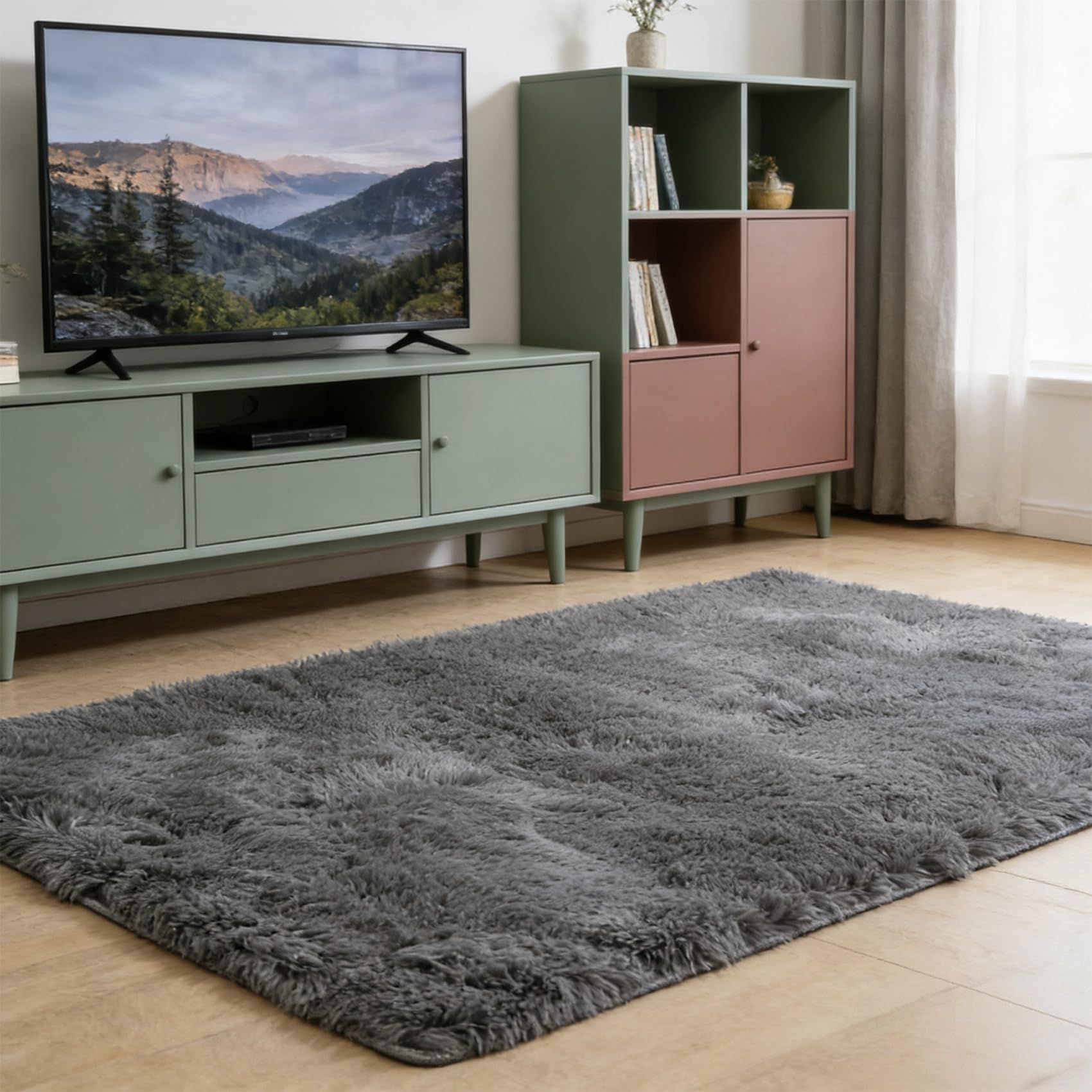 Tapis de canapé gris à poils longs pour un salon cocooning