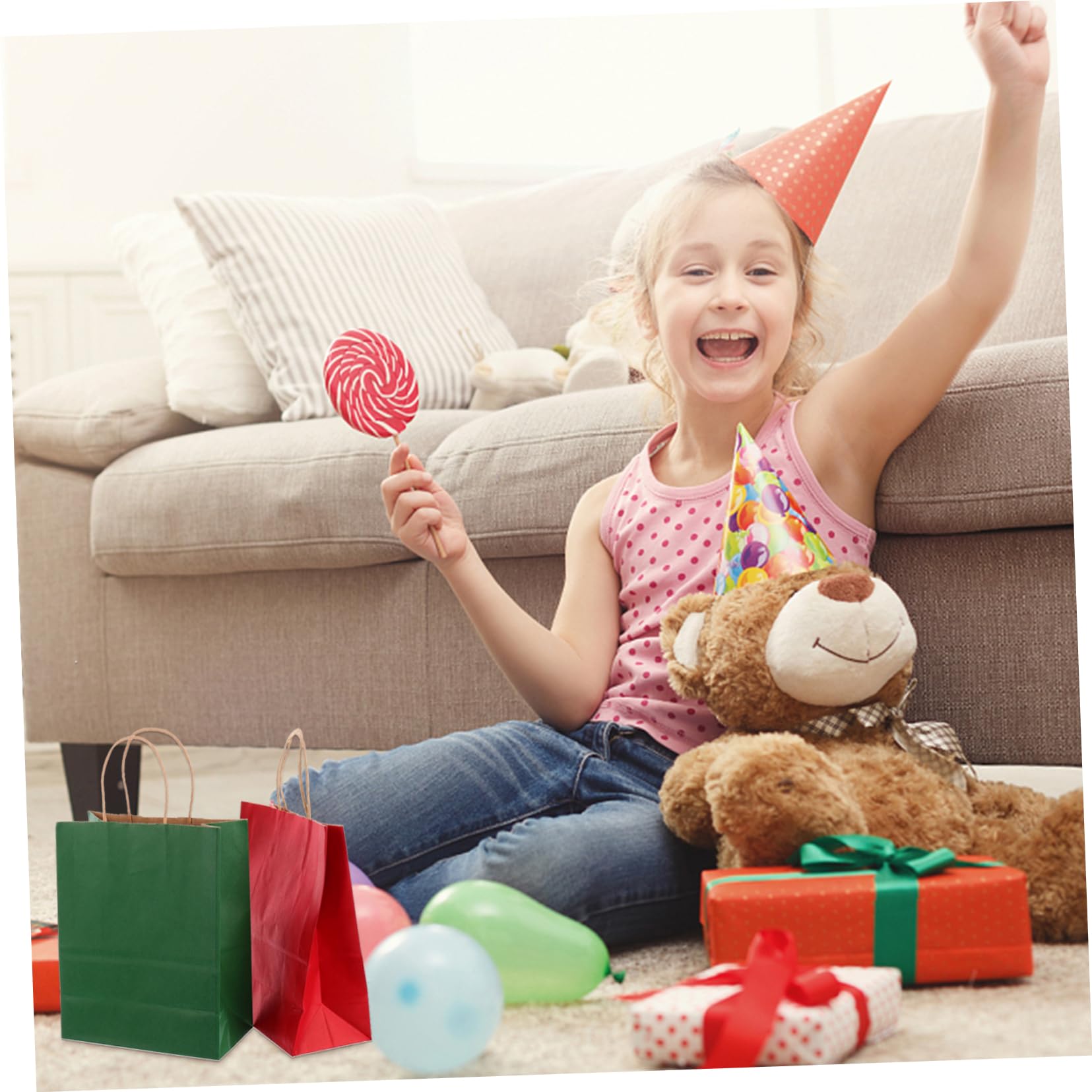 HAMPPLIES Geschenktüten Stabilen 24 und Stück Umweltfreundlichem aus Weihnachts Robust Kraftpapier in Rot Grün mit Tragegriffen für Festliche Geschenkverpackungen
