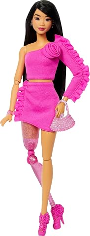 BARBIE STİL İKONU™ Bebek - Işıltılı Protez Bacaklı Klasik Barbie tarzındaki pembe bluz ve etek takımıyla protez bacaklı ve siyah saçlı Barbie Stil İkonu bebek (2) HYV26