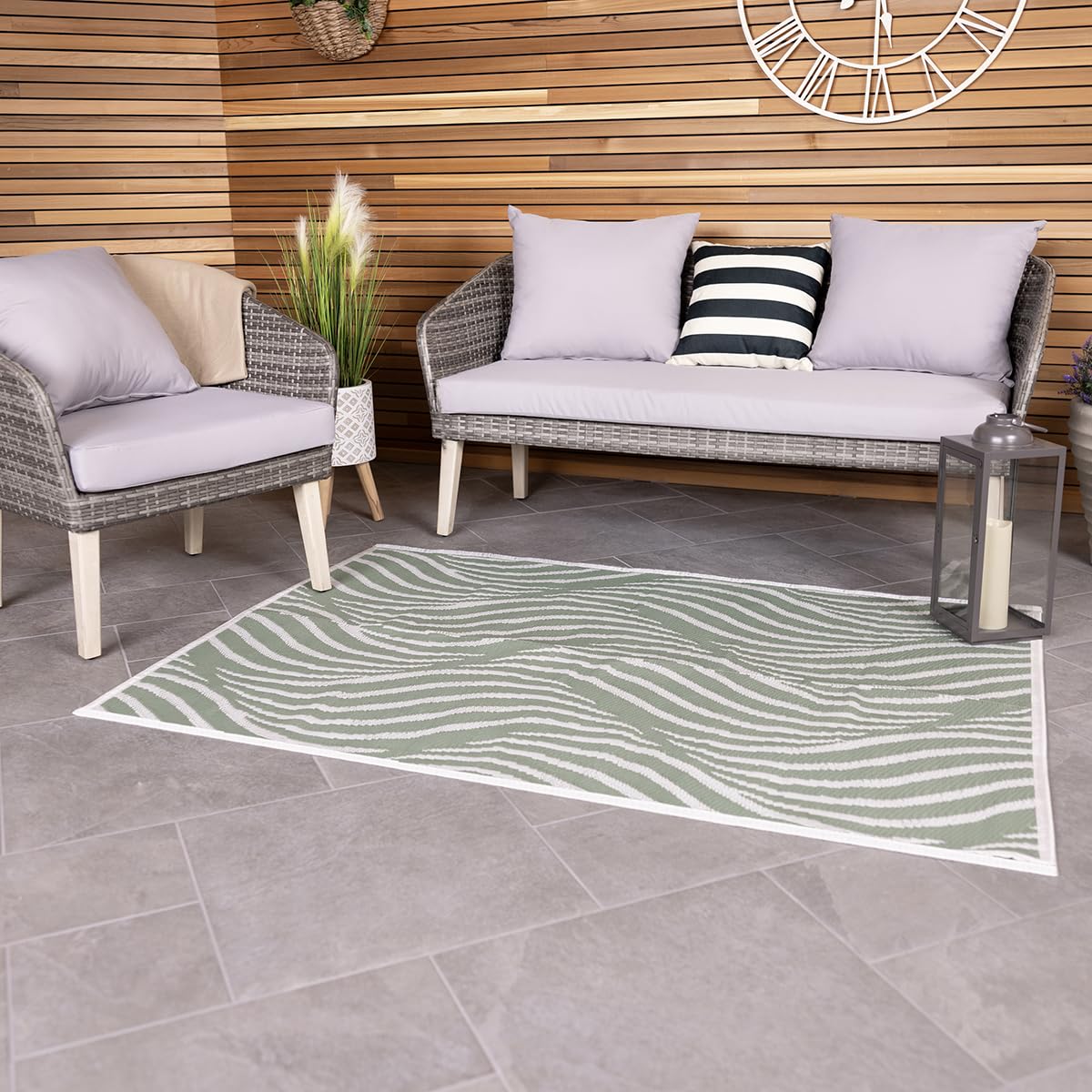 CHARLES BENTLEY Green Wave Lightweight Weatherproof Indoor/Outdoor Rug Plastic Garden Lightweight UV Resistant Recycled Material Mat For Balcony Beach BBQ And More (120x170cm) — image 1